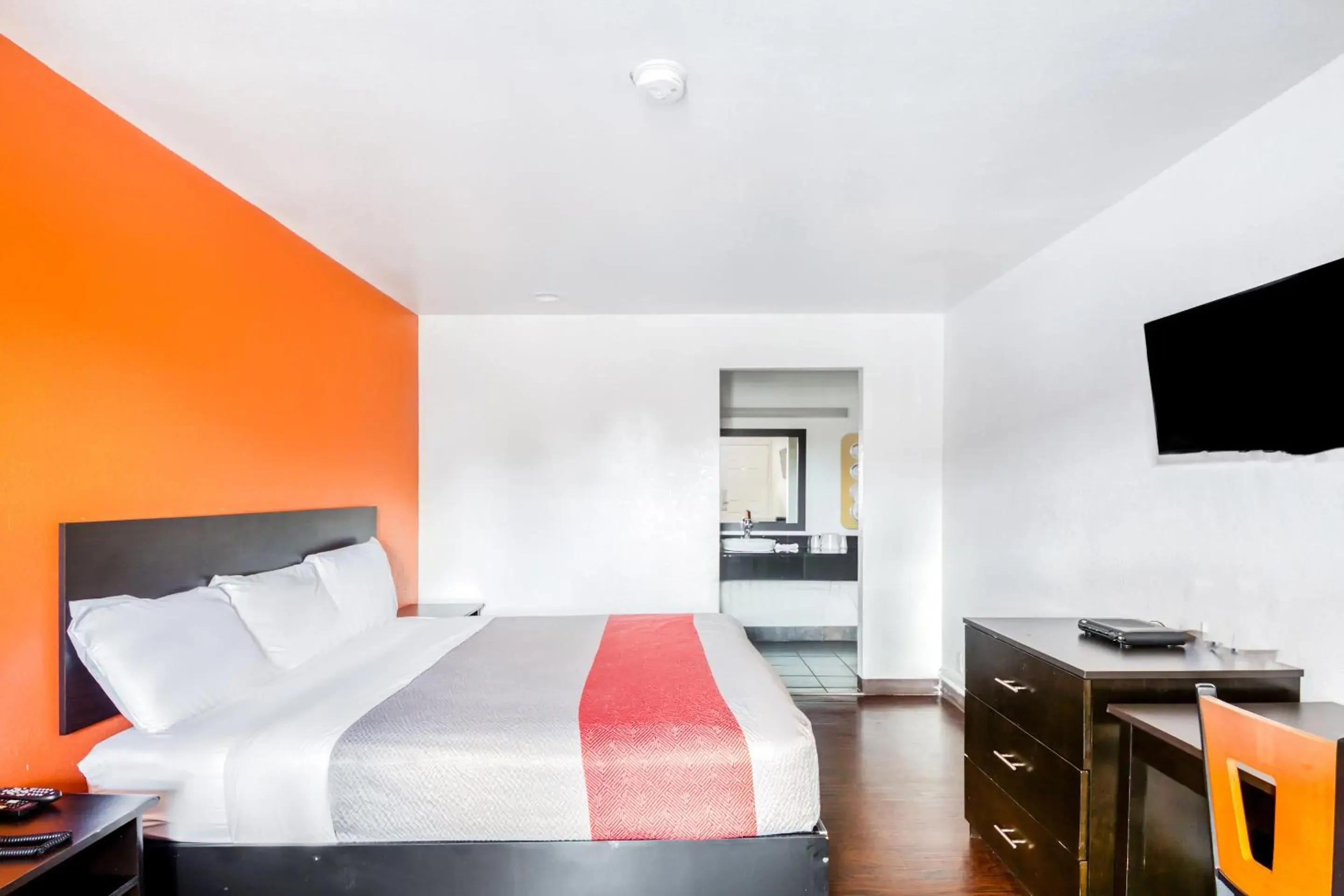 King Bed in OYO Hotel Baton Rouge East I-12 Louisiana King Bed in OYO Hotel Baton Rouge East I-12 Louisiana