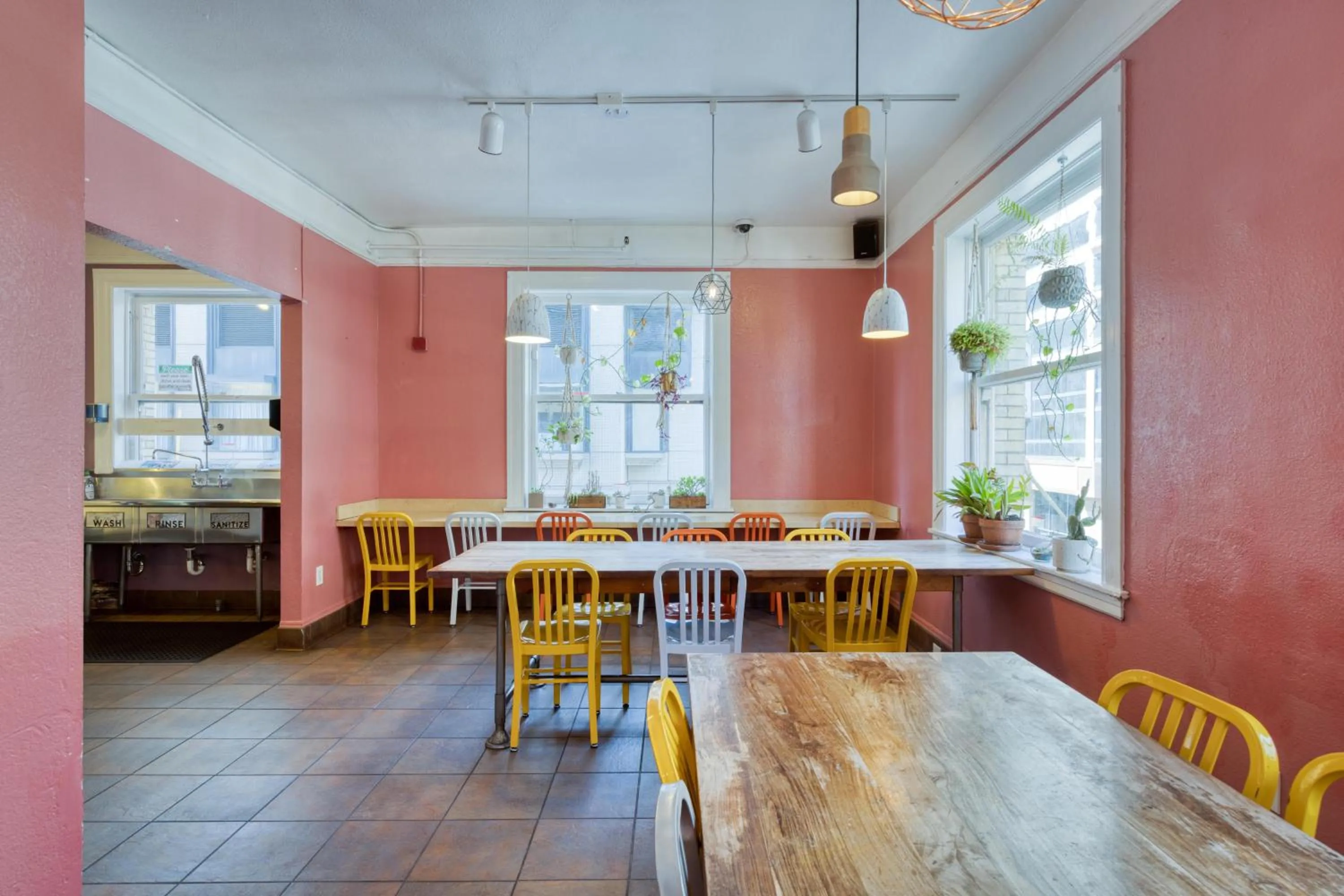 Communal kitchen in HI San Francisco Downtown Hostel