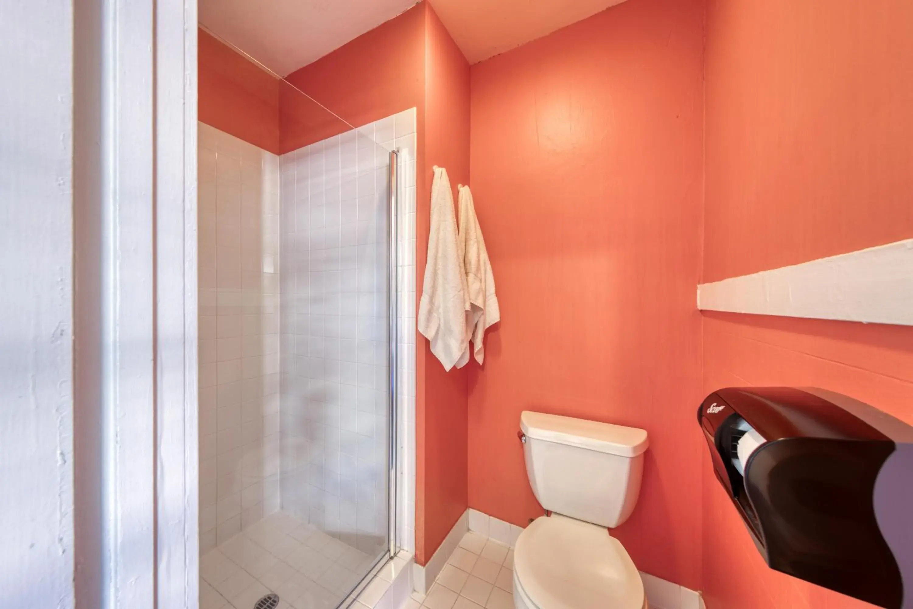 Private Queen Room Ensuite in HI San Francisco Downtown Hostel Private Queen Room Ensuite in HI San Francisco Downtown Hostel