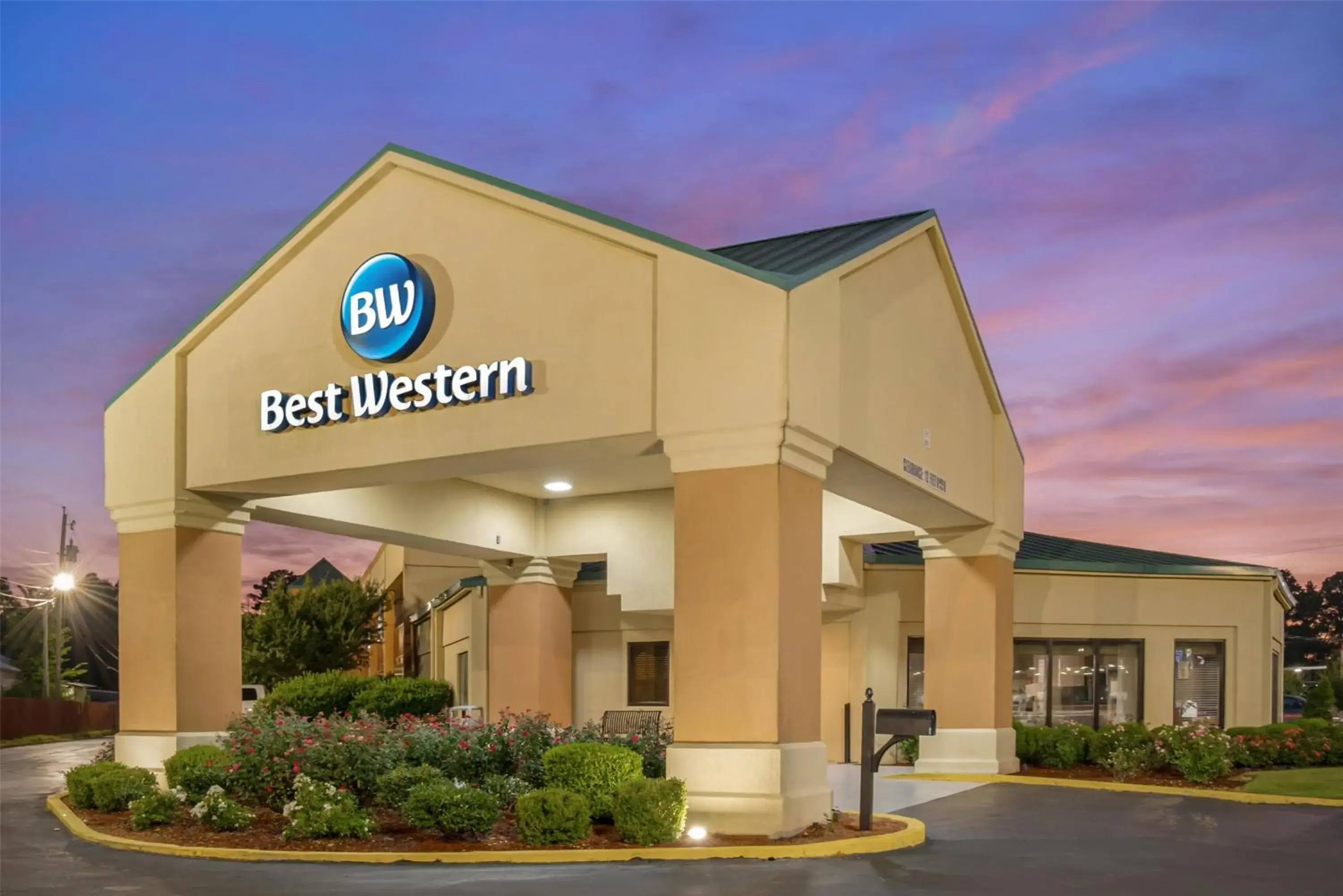 Property building in Best Western Airport Inn Property building in Best Western Airport Inn