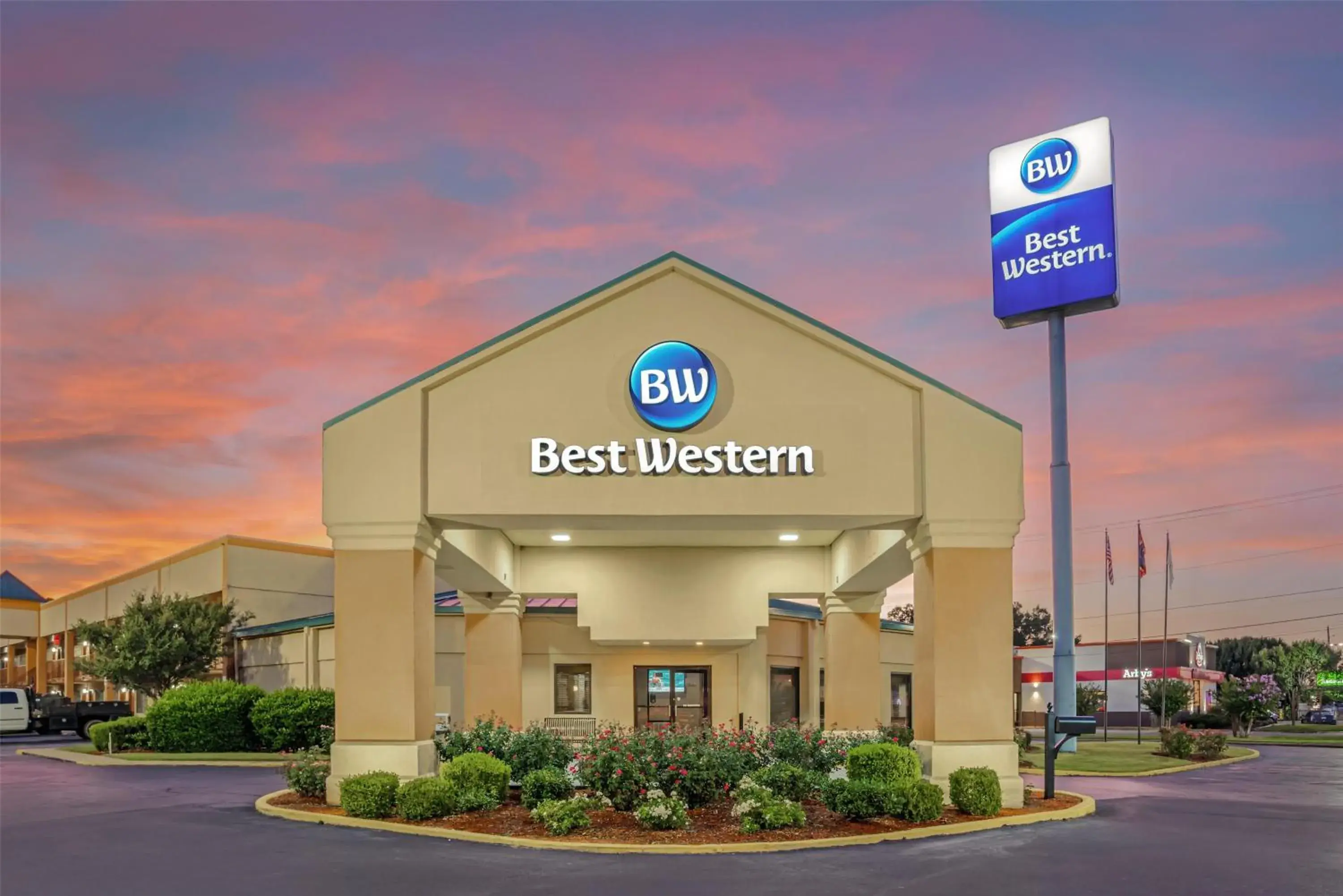 Property building in Best Western Airport Inn Property building in Best Western Airport Inn