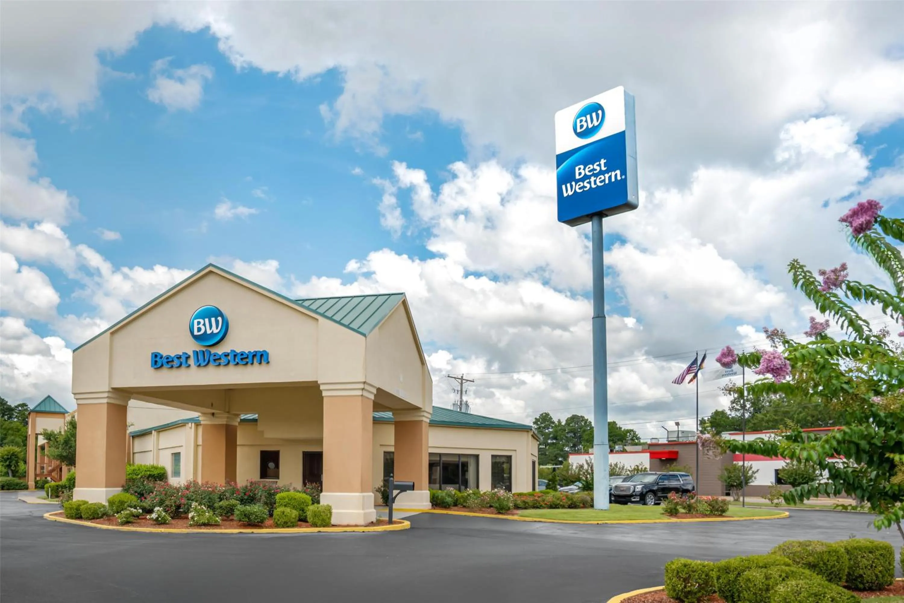 Property building in Best Western Airport Inn