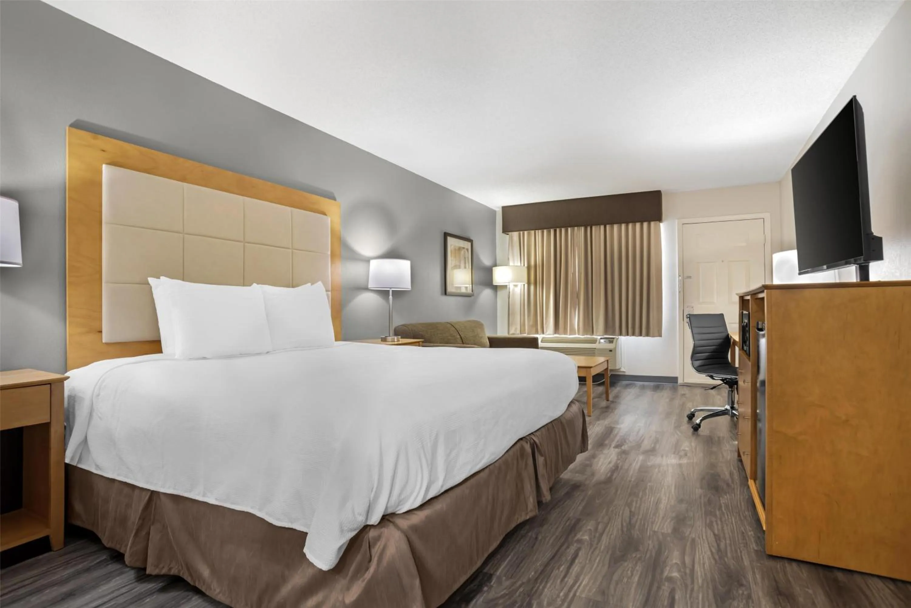 Communal lounge/ TV room, Bed in Best Western Airport Inn