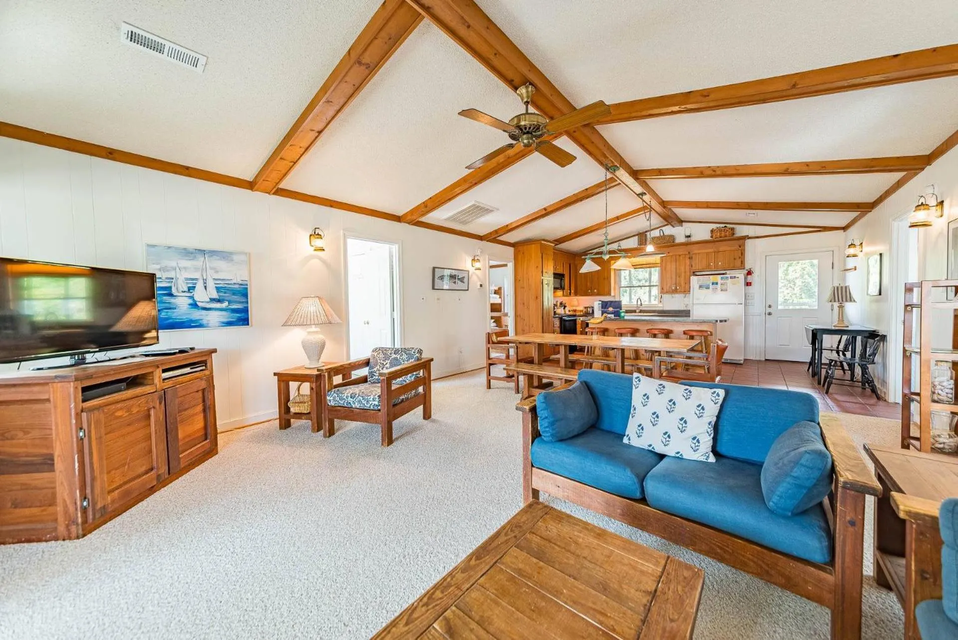 Bowen. Hot Tub, Pets OK, Well Maintained, Short Walk to Beach, WiFi
