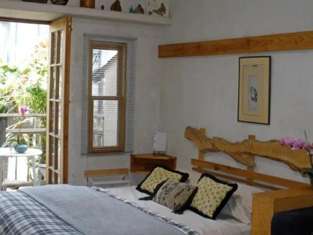 Bed in Les Artistes Inn