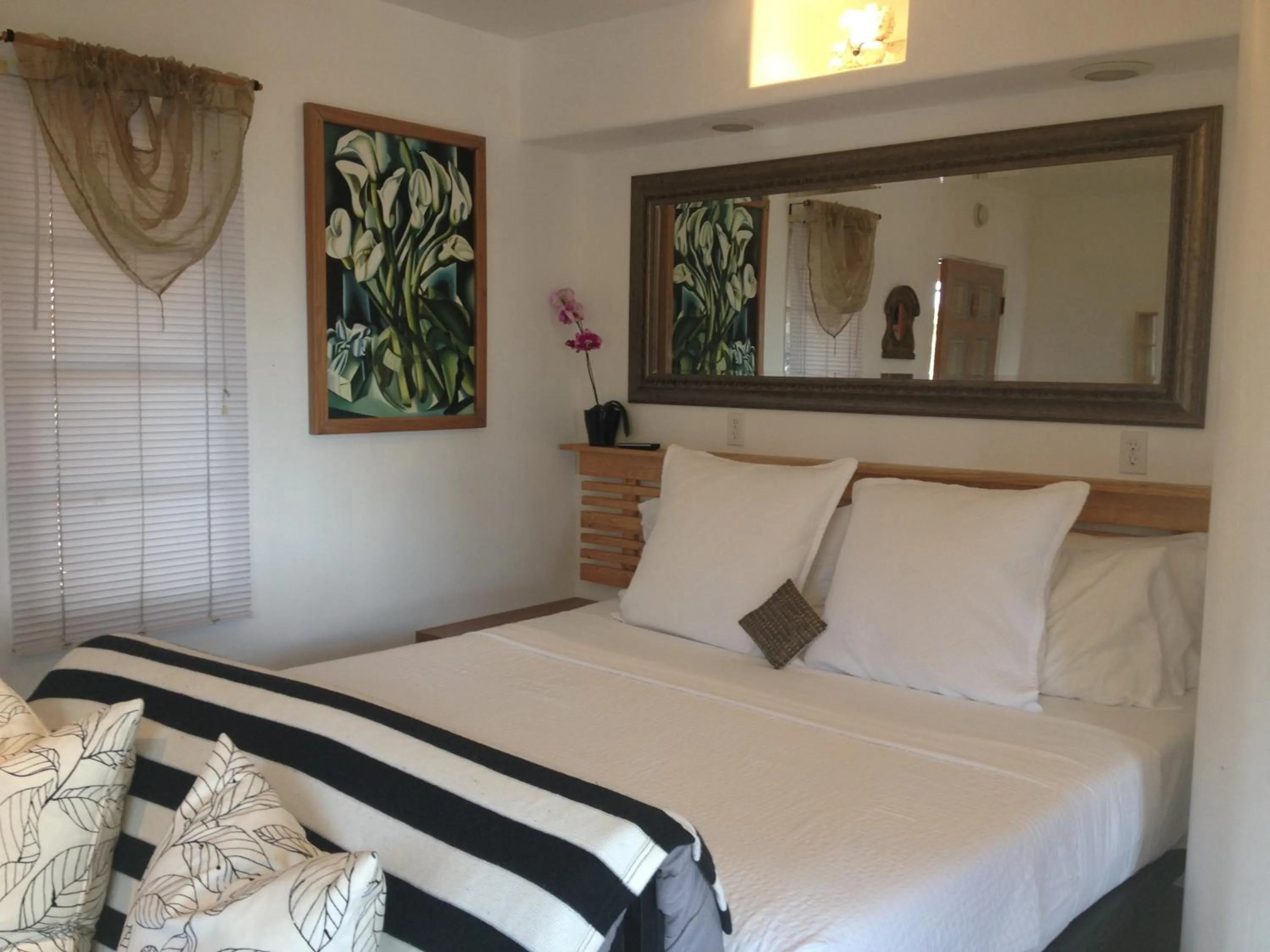 Bed in Les Artistes Inn
