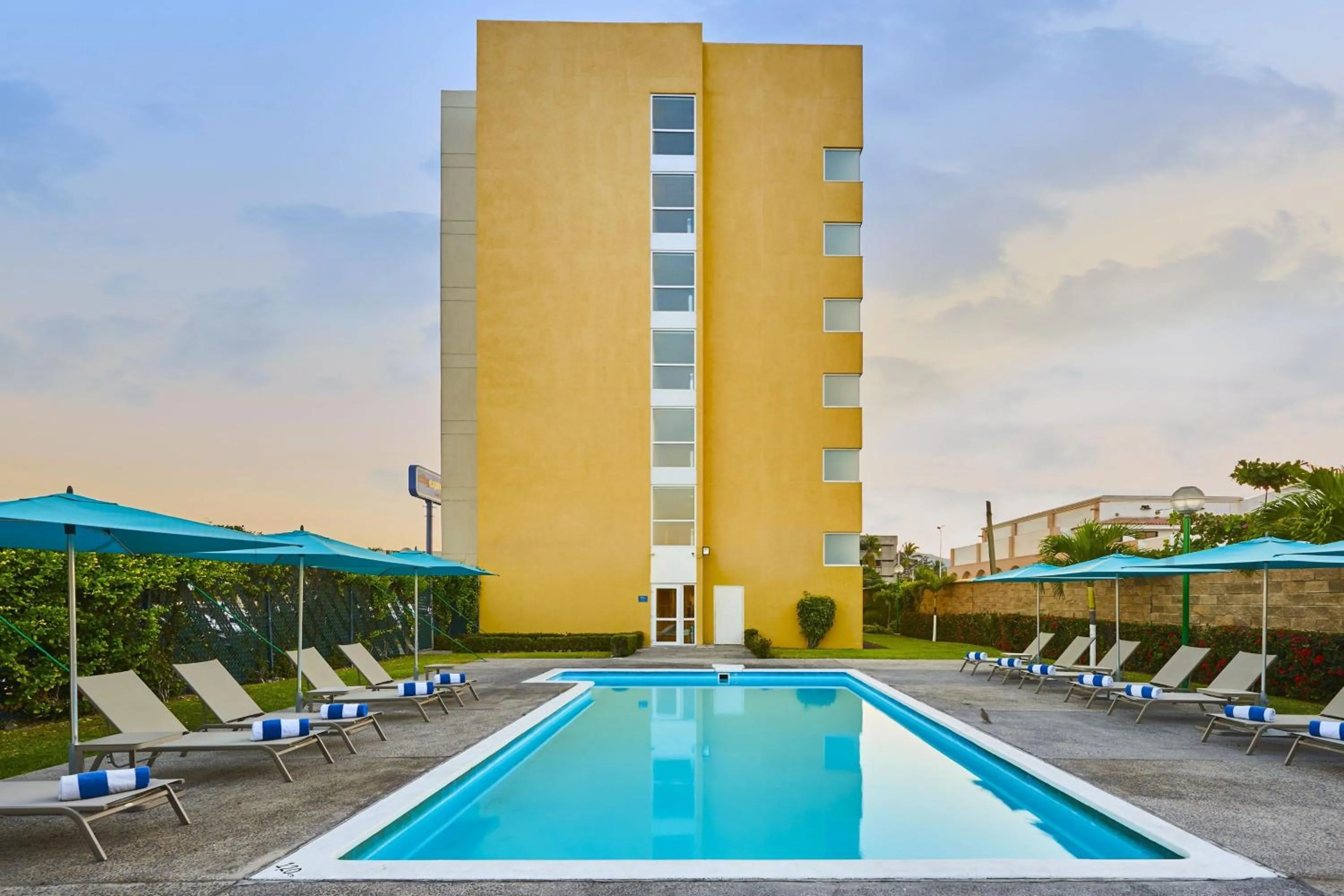 Swimming pool in City Express by Marriott Manzanillo
