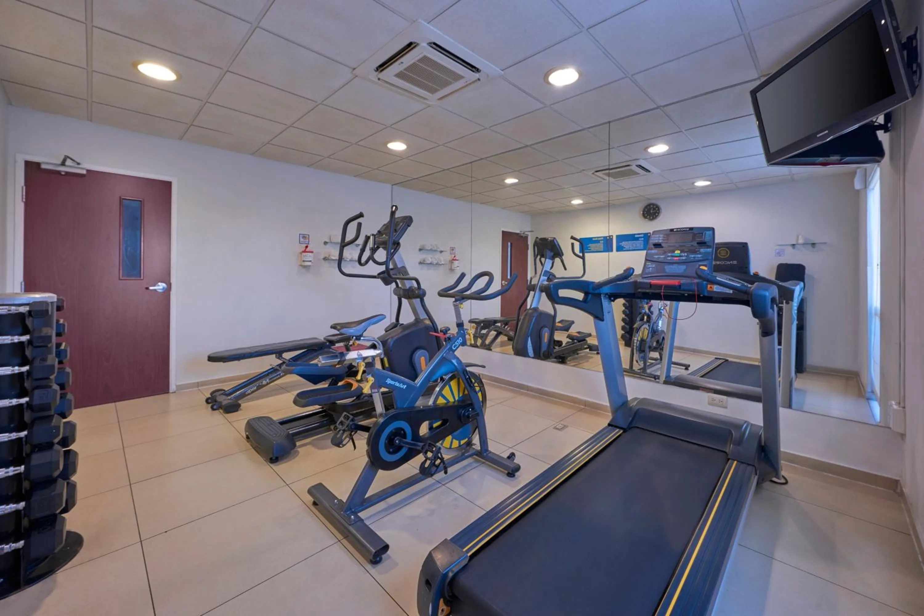 Fitness centre/facilities in City Express by Marriott Manzanillo