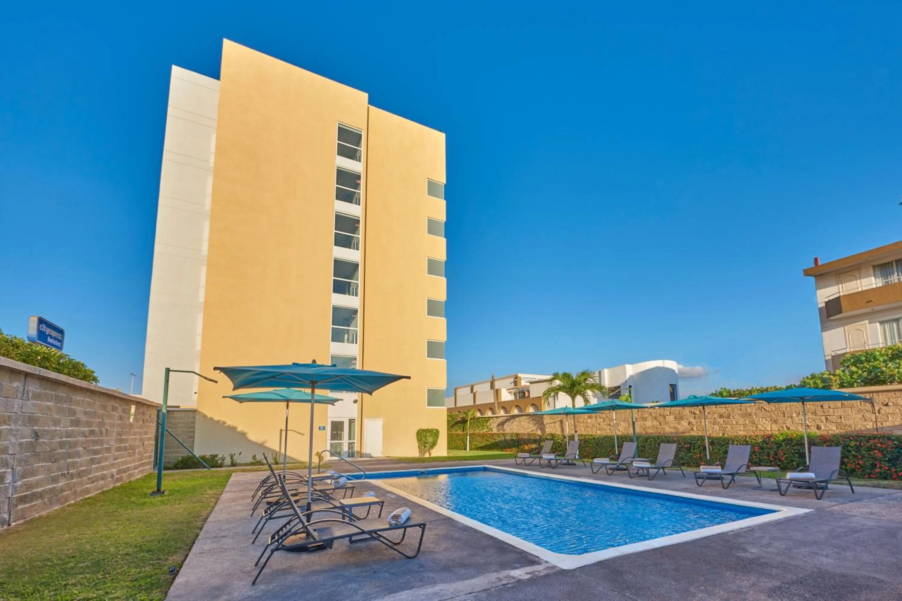 Swimming pool in City Express by Marriott Manzanillo