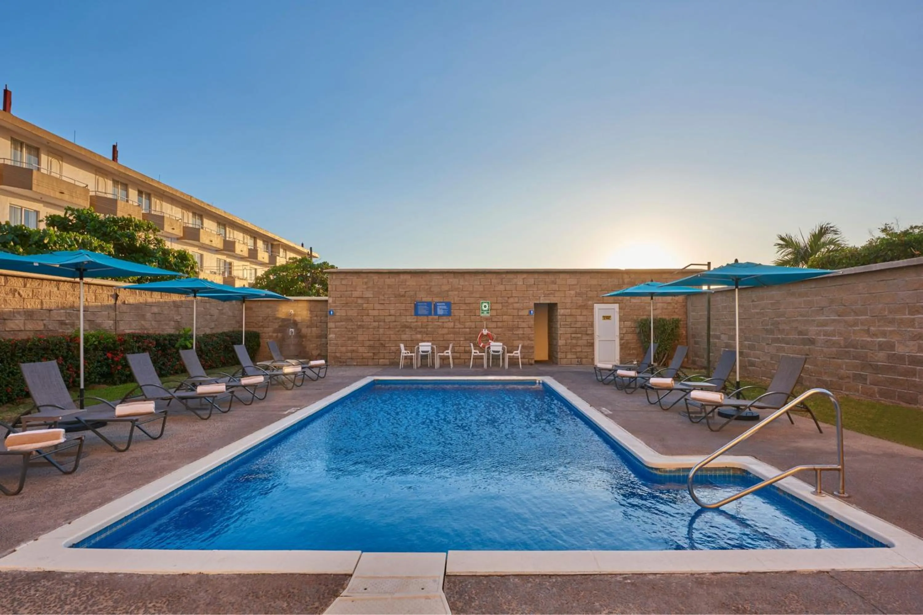 Swimming pool in City Express by Marriott Manzanillo