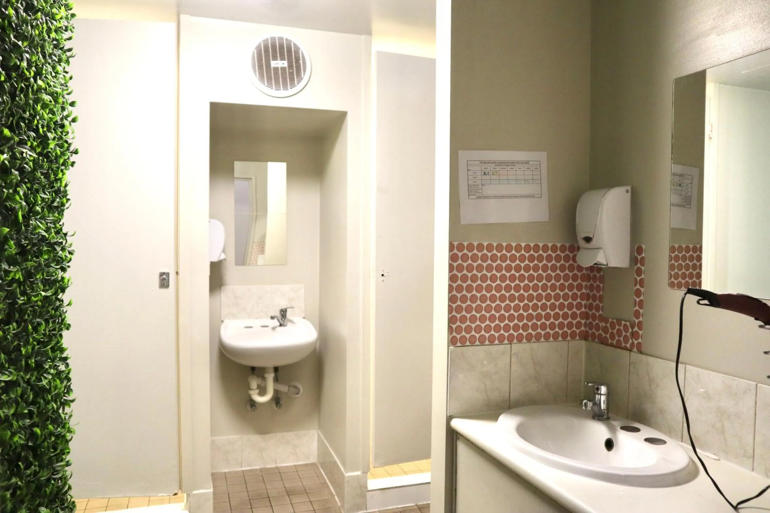 Bathroom in City Backpackers HQ