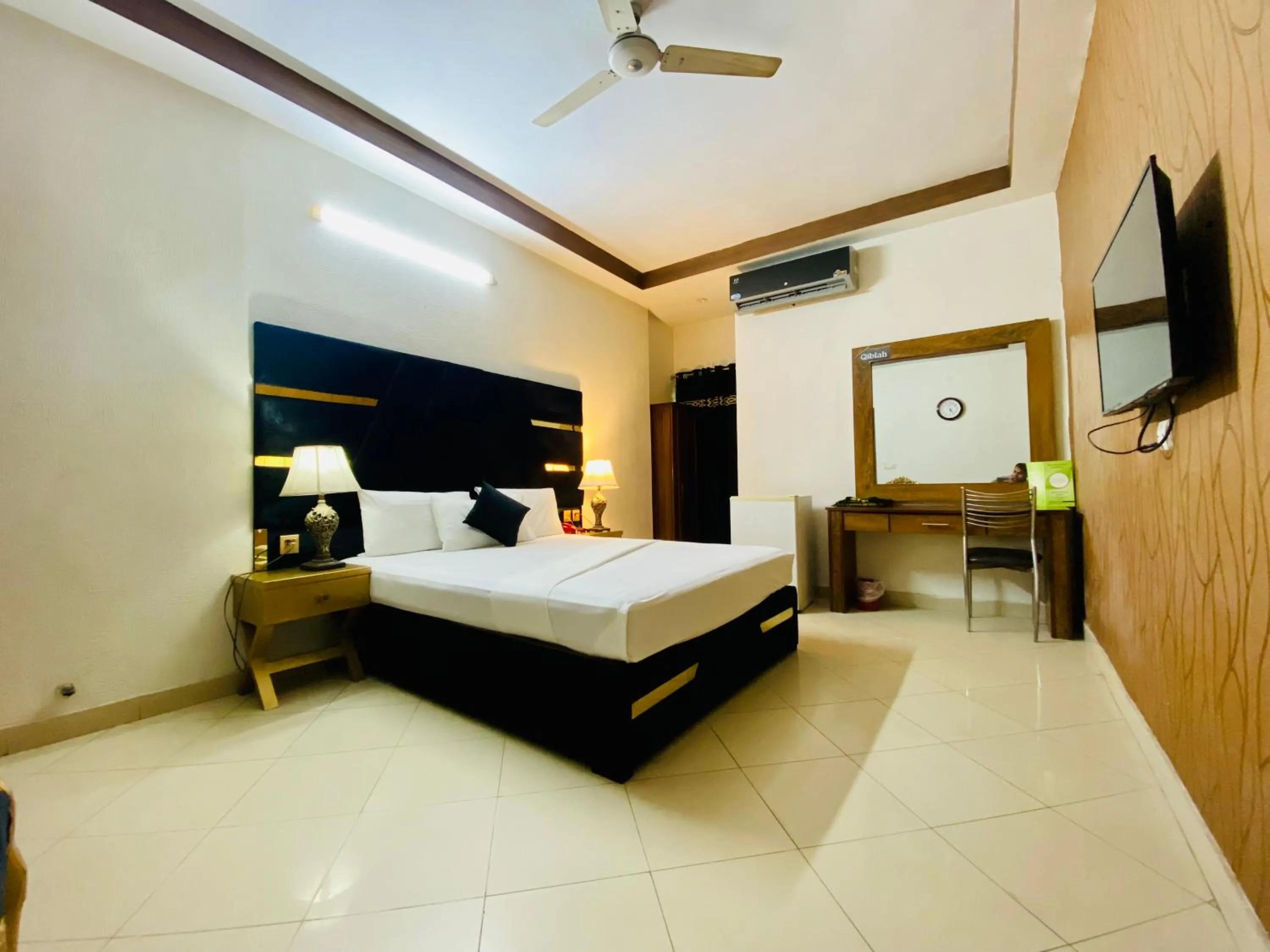 Bed in Fiesta Inn Hotel & Resorts Multan