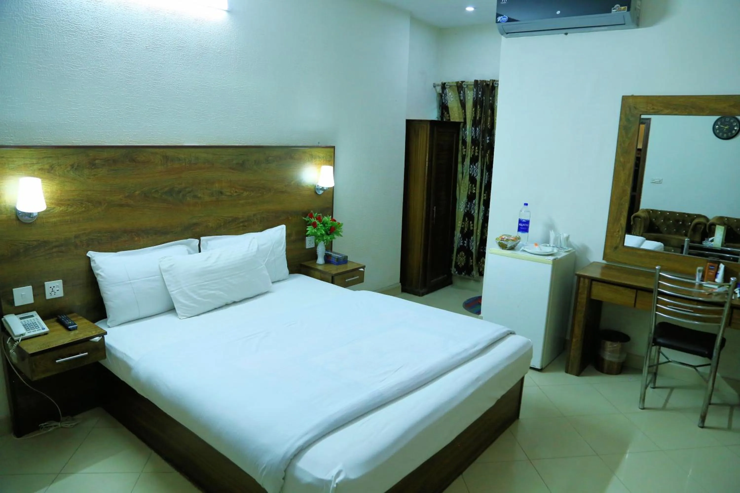 Bed in Fiesta Inn Hotel & Resorts Multan