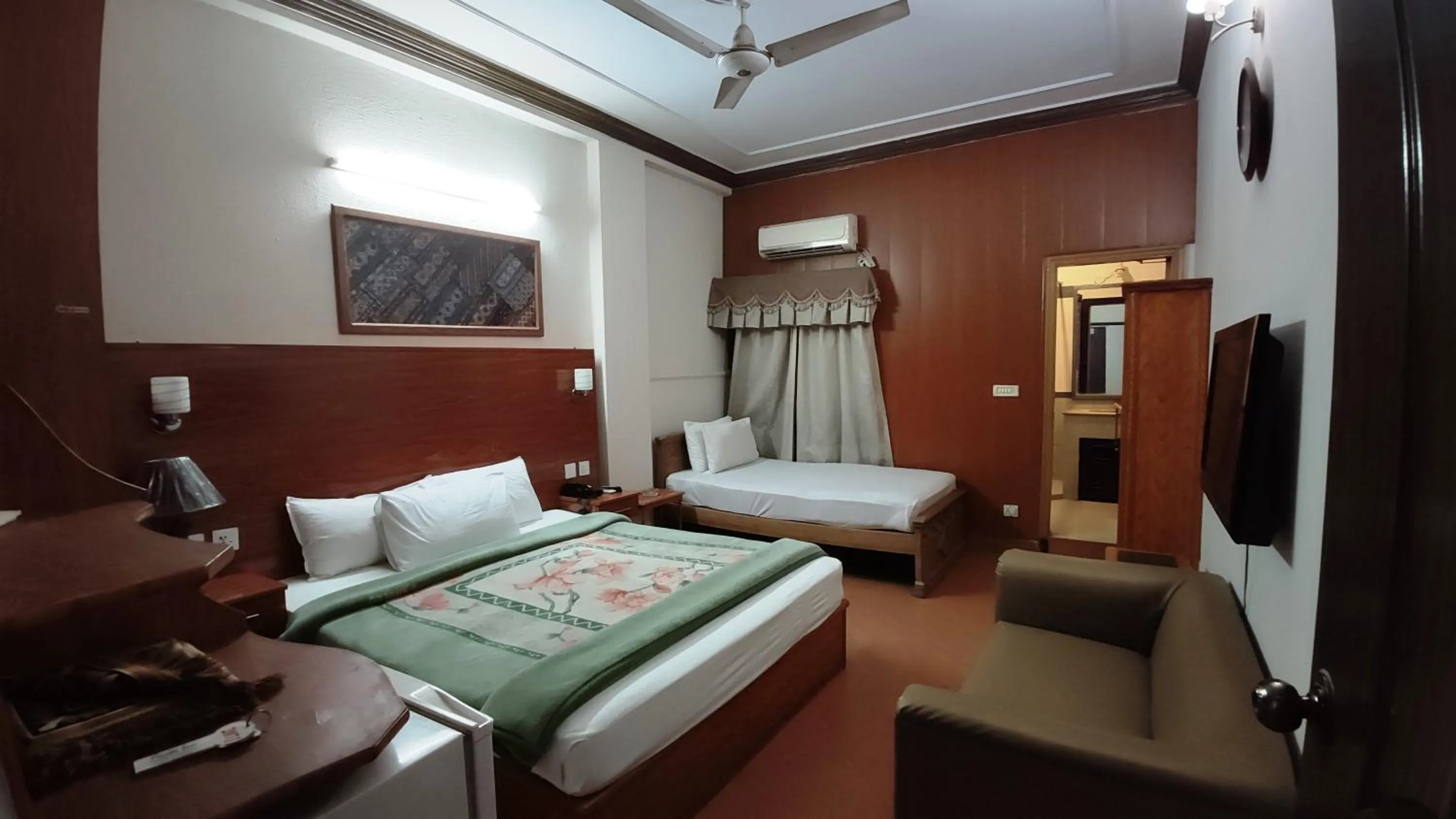 Bed in Fiesta Inn Hotel & Resorts Multan