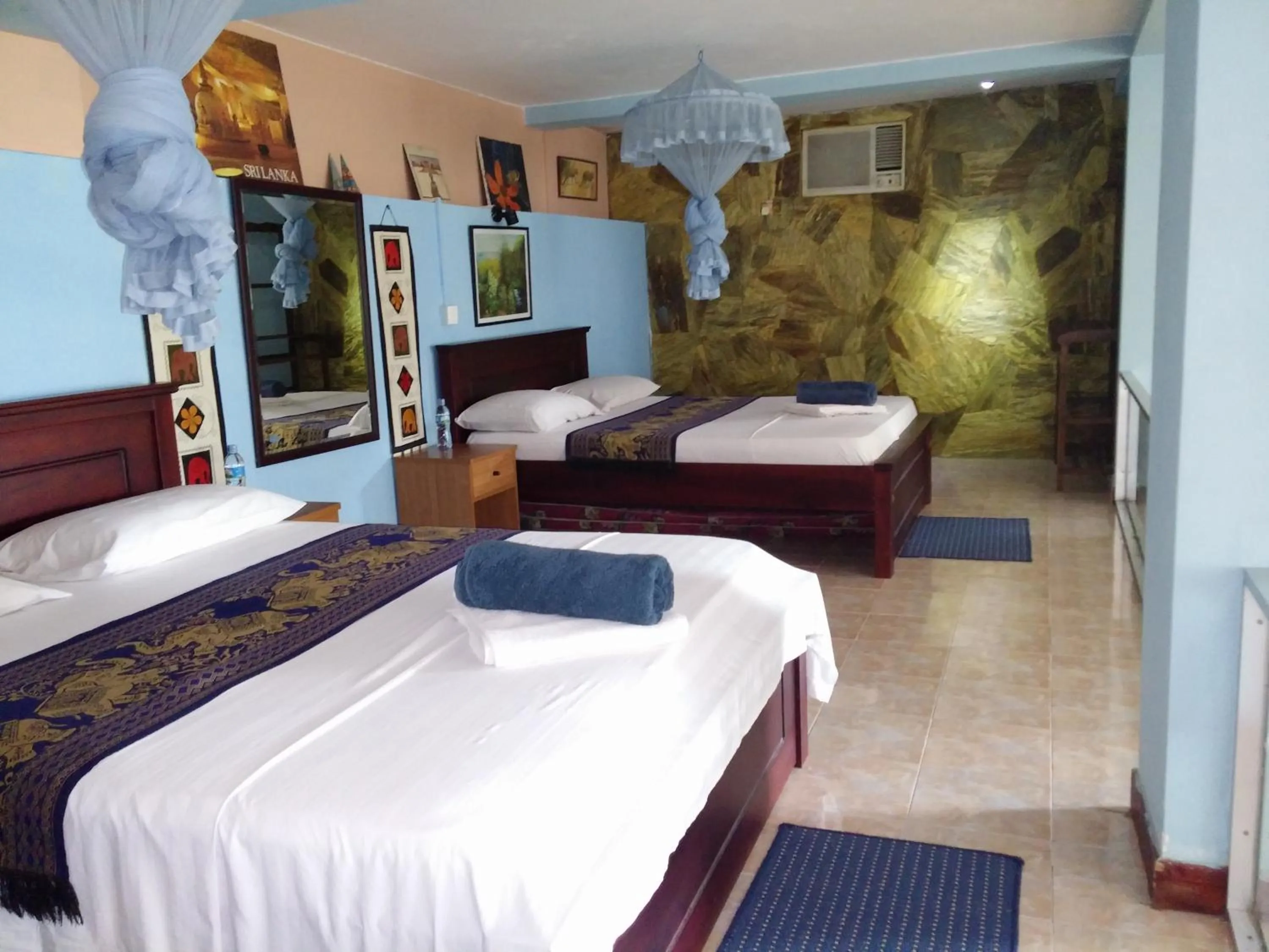 Photo of the whole room, Bed in Days Inn