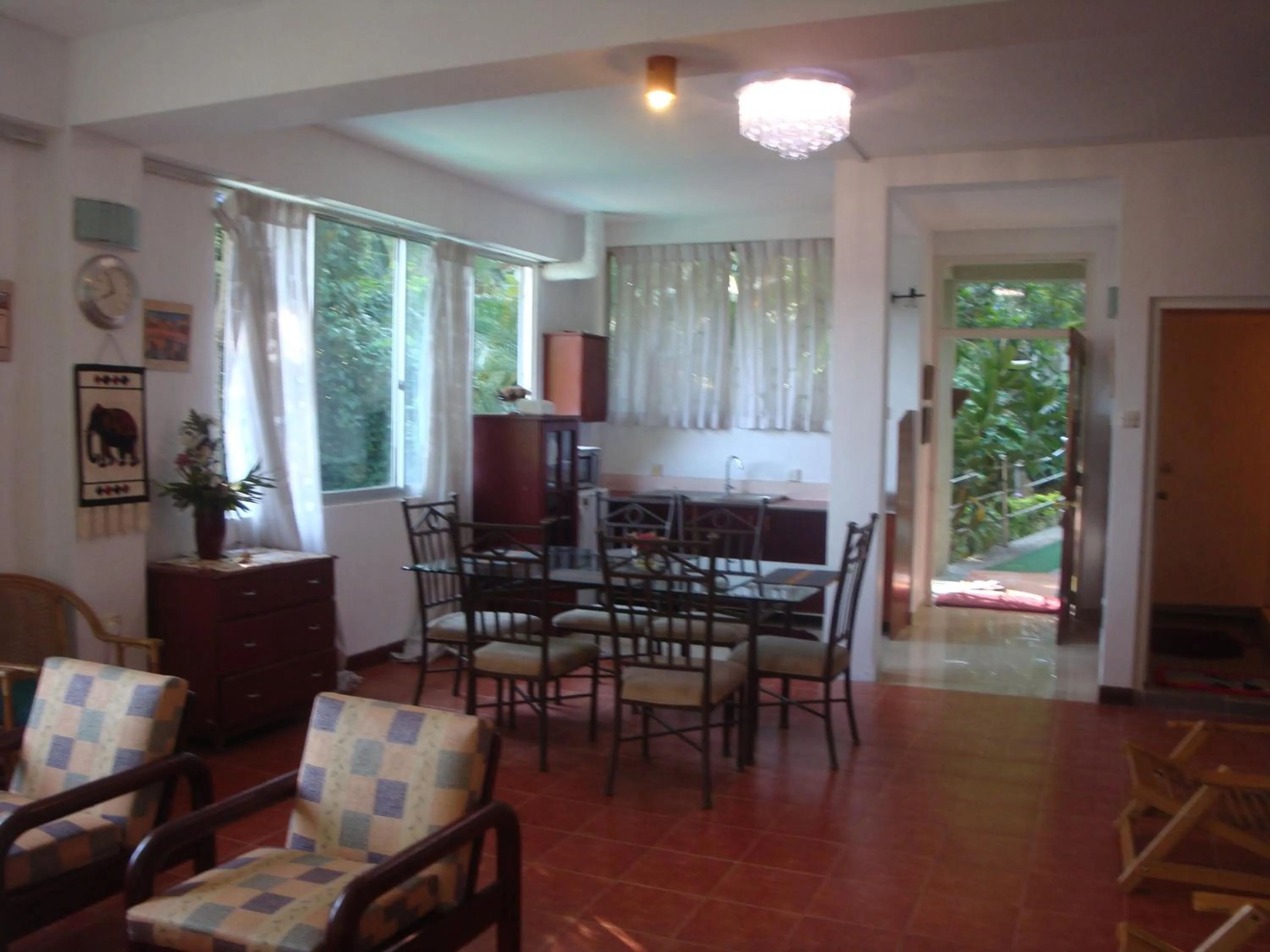 Dining area in Days Inn