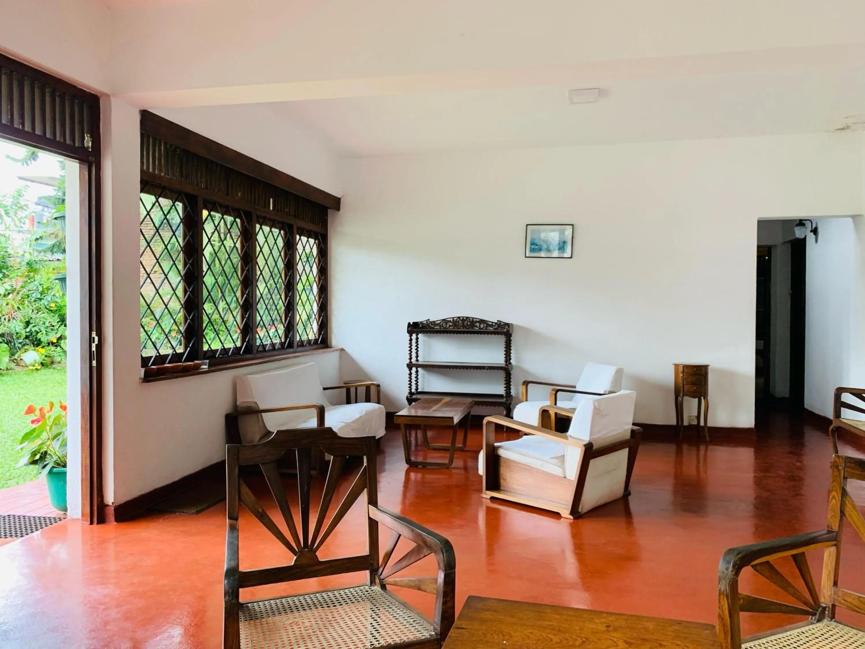 Facade/entrance in Sharon Inn