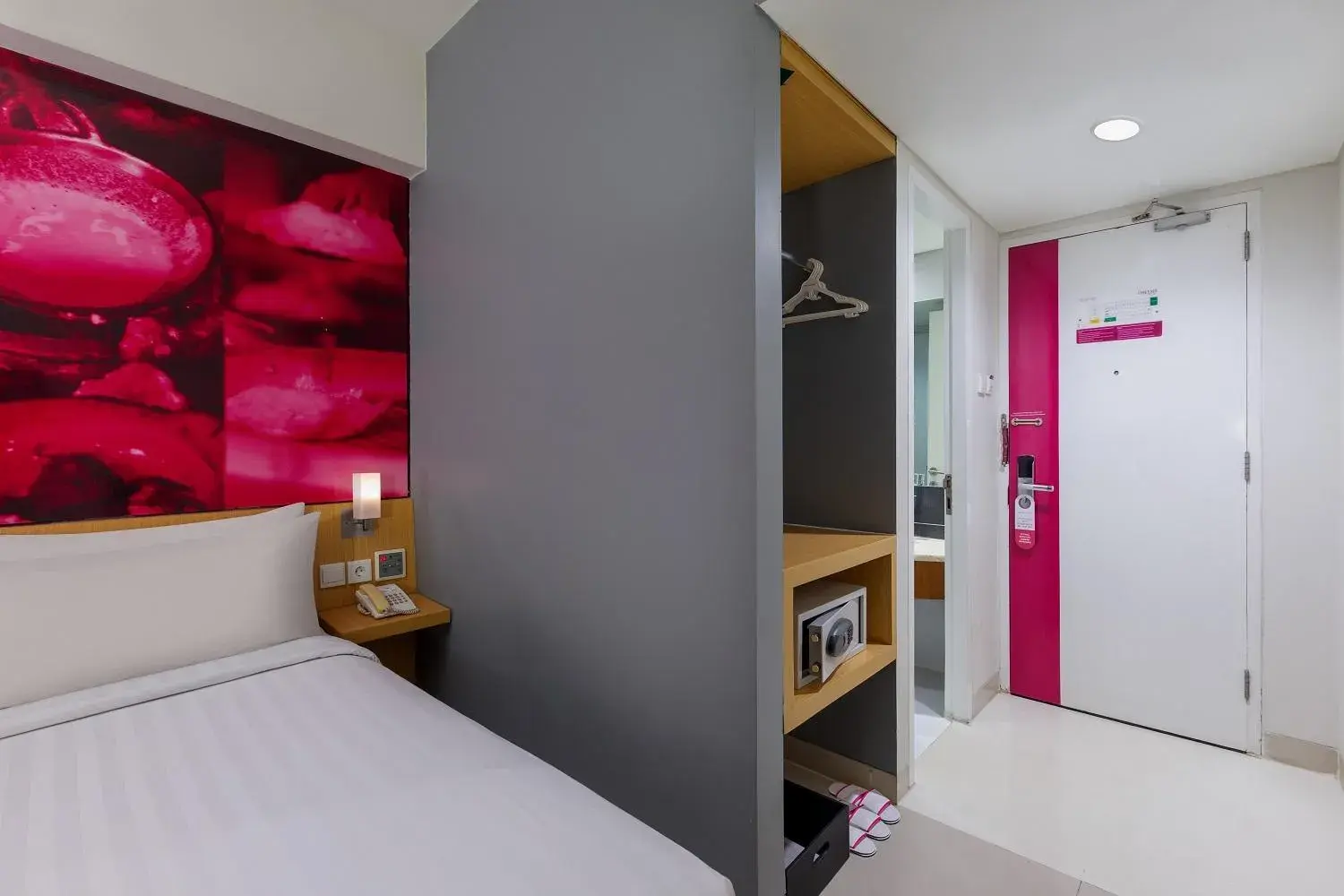 wardrobe, Bed in favehotel Manahan - Solo wardrobe, Bed in favehotel Manahan - Solo