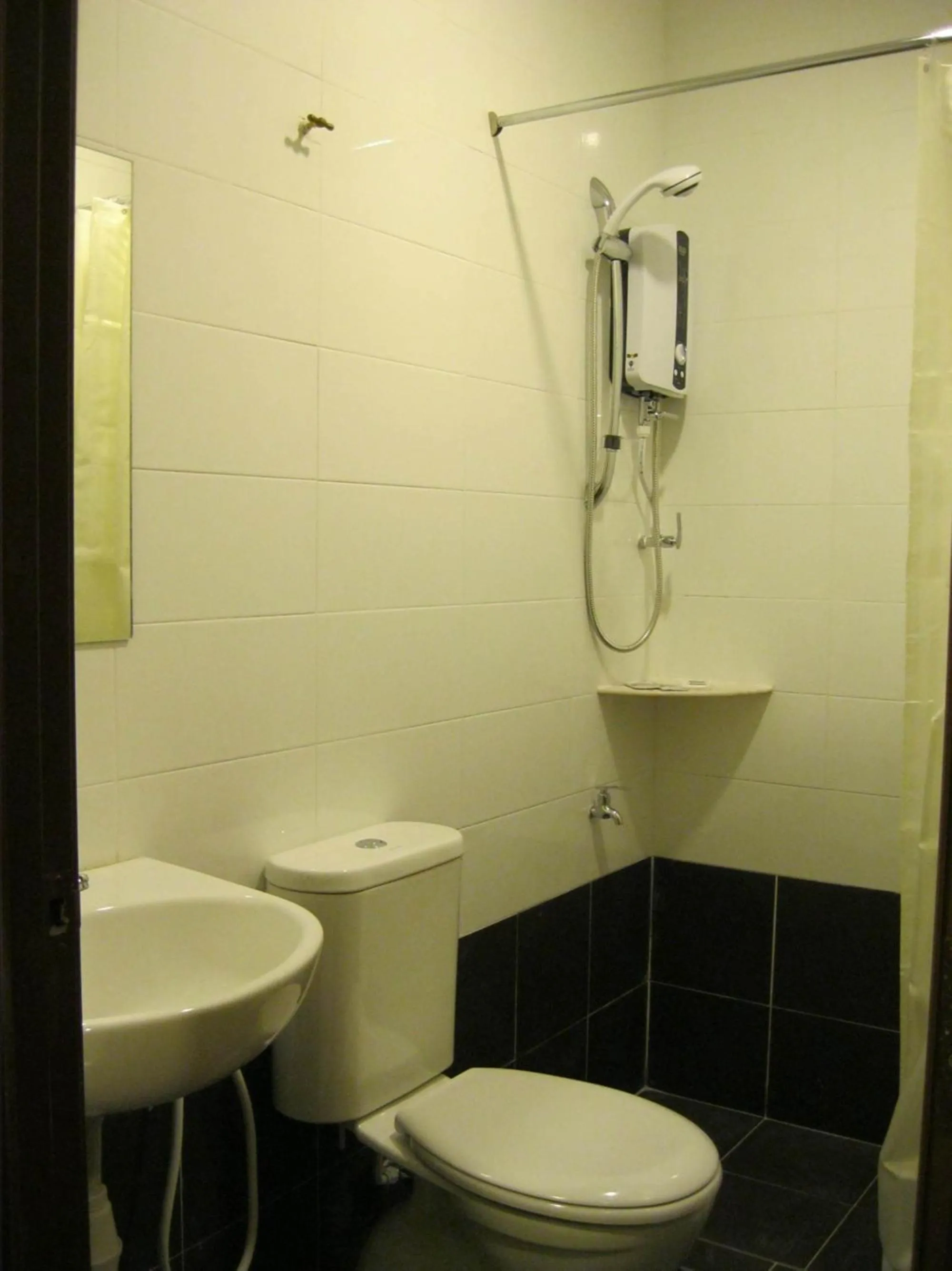Family Room (3 Adults) in Collection O KLIA Formerly Bary Inn