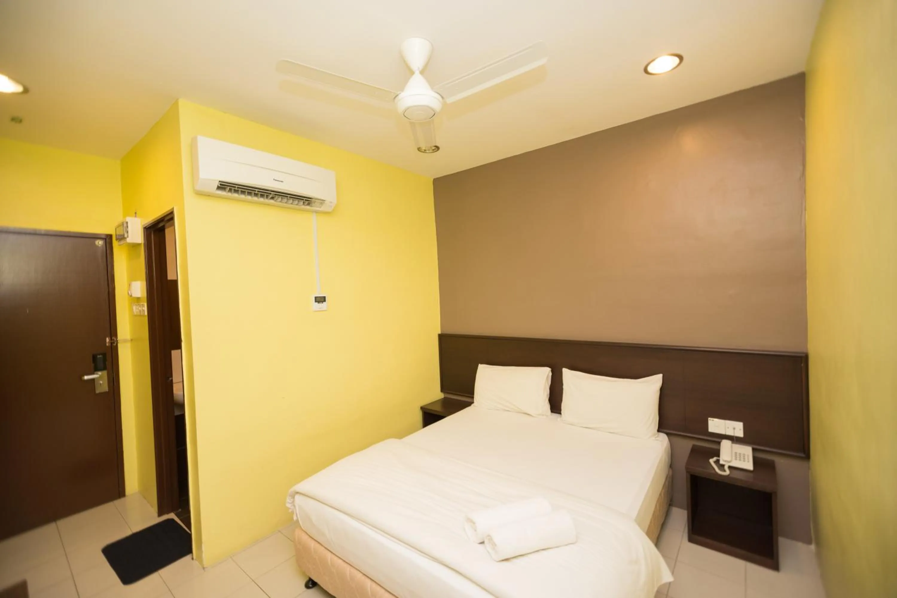 Deluxe Double Room in Collection O KLIA Formerly Bary Inn