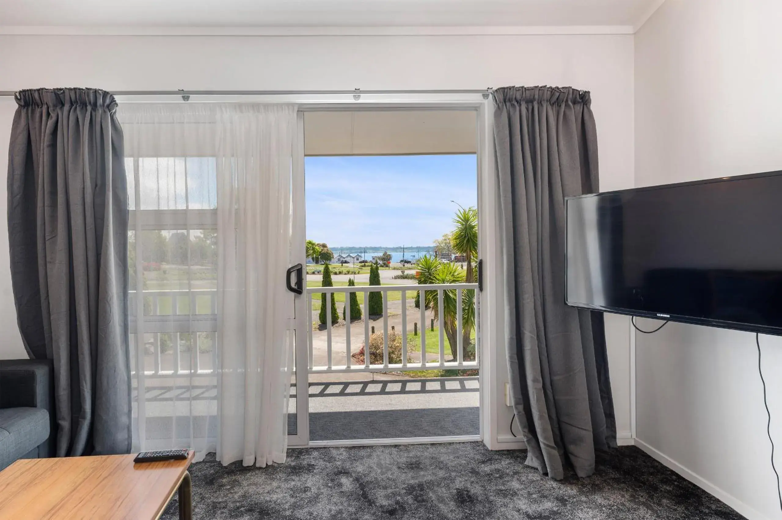 Balcony/Terrace, TV/Entertainment Center in Lake Lodge Motel Rotorua