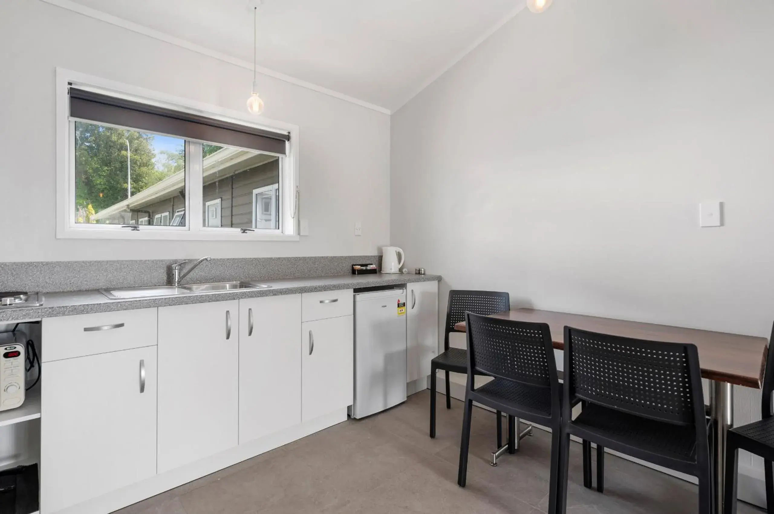 Kitchen or kitchenette, Kitchen/Kitchenette in Lake Lodge Motel Rotorua