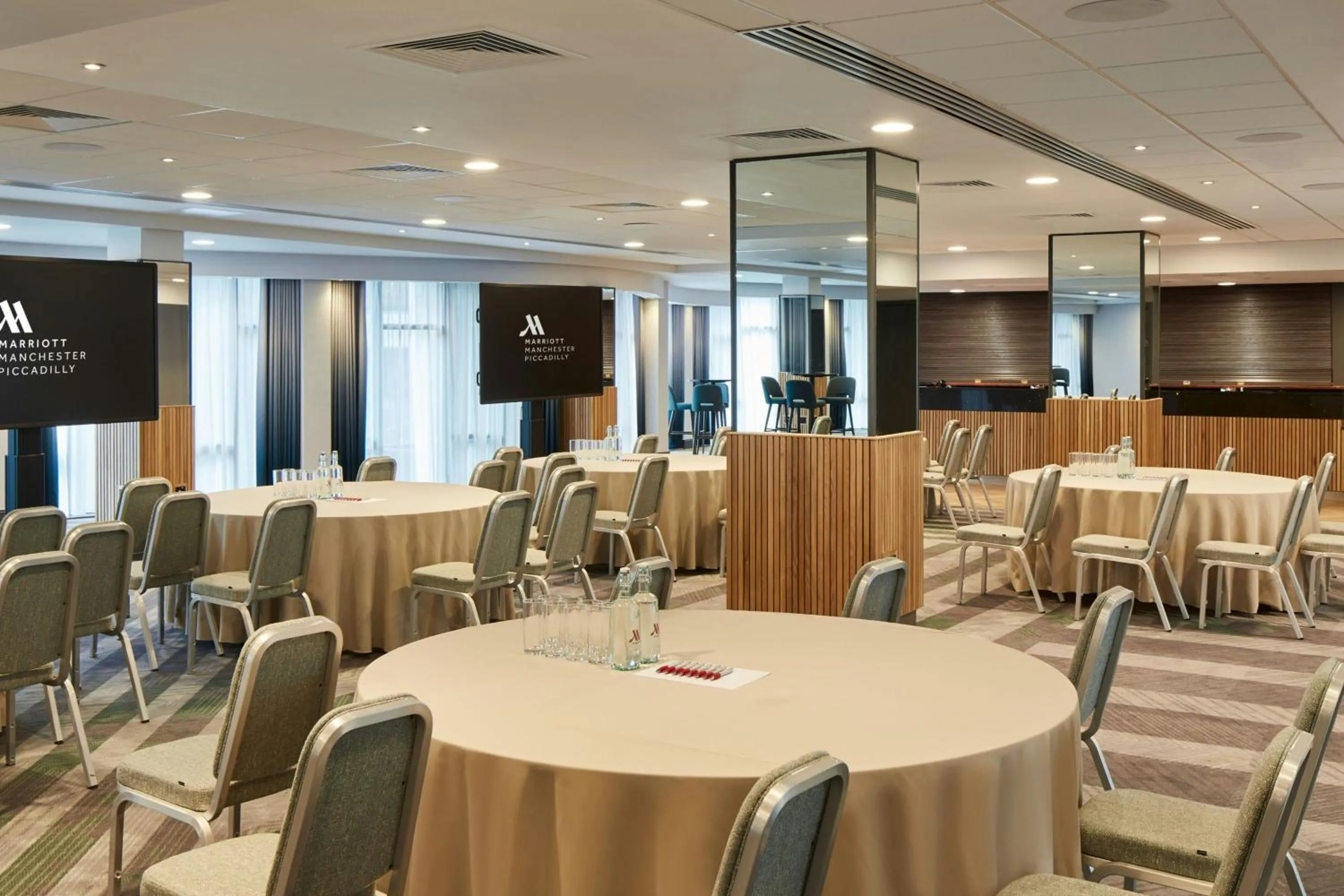 Lounge or bar in Manchester Marriott Hotel Piccadilly