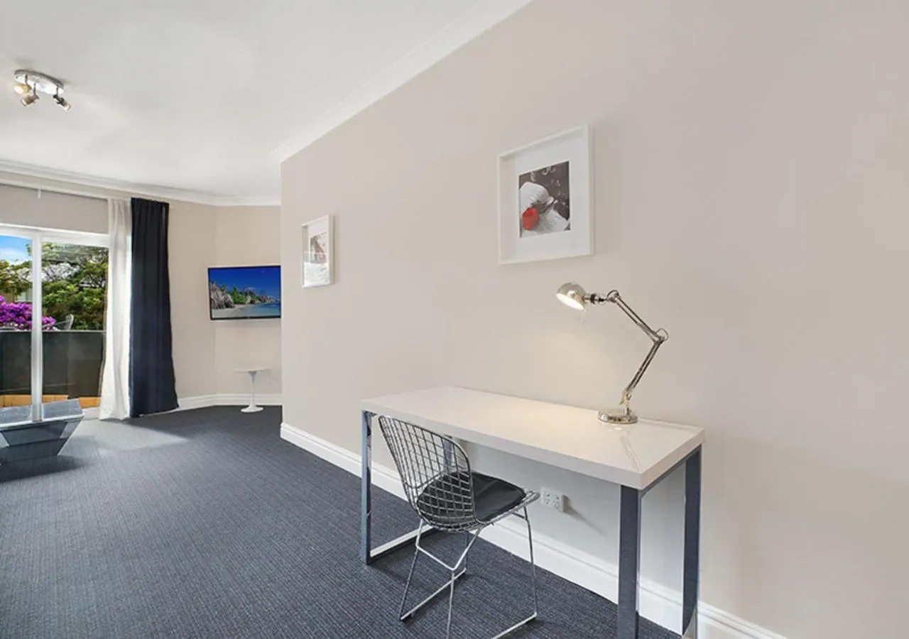 Photo of the whole room in Sydney Airport Suites