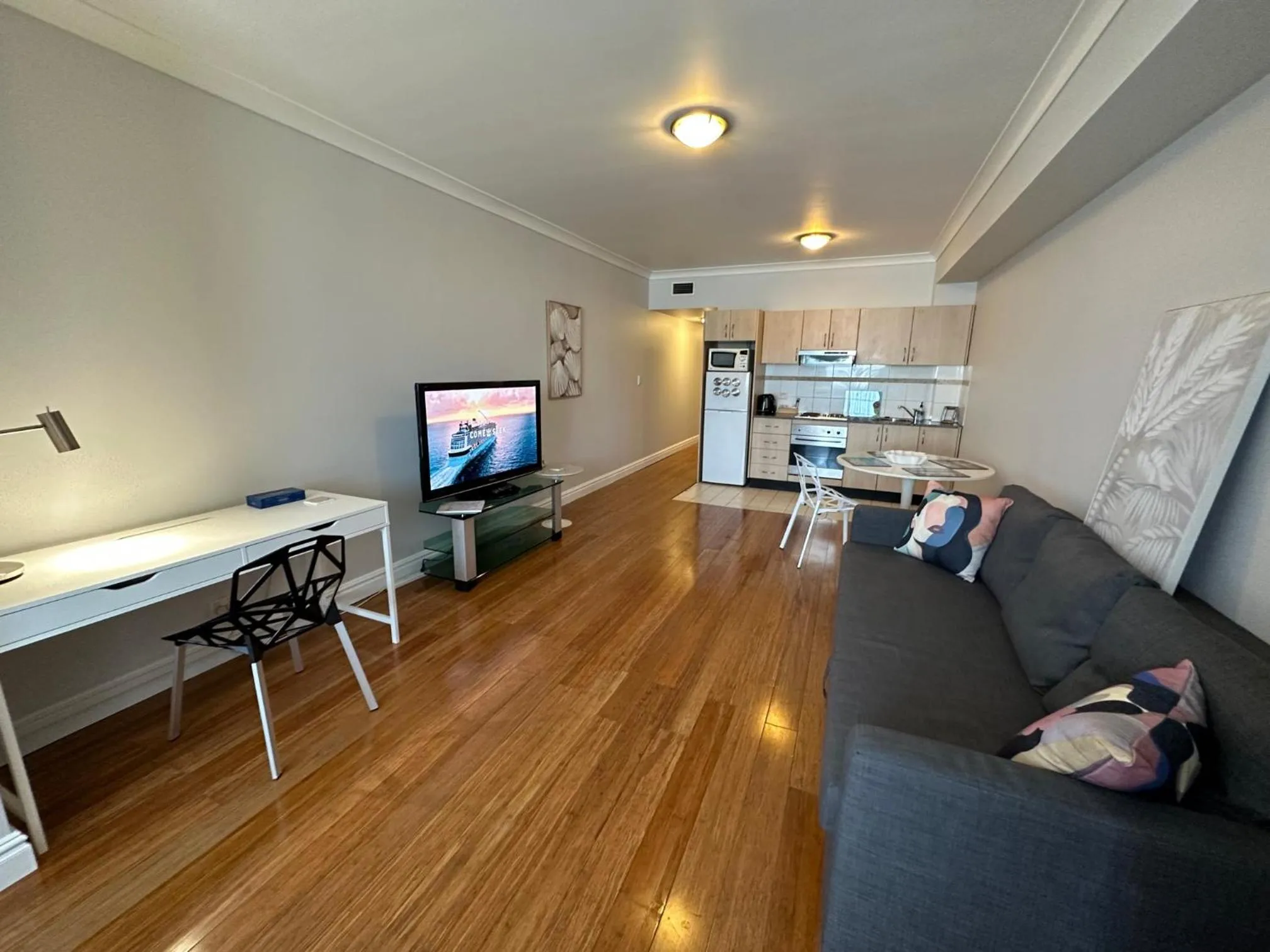 Photo of the whole room in Sydney Airport Suites