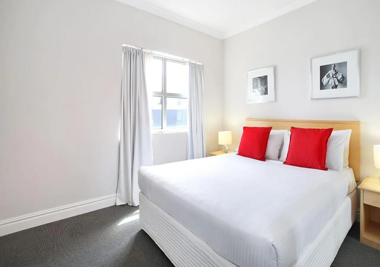 Bedroom, Bed in Sydney Airport Suites