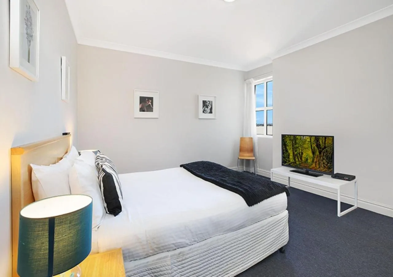 Bedroom, Bed in Sydney Airport Suites