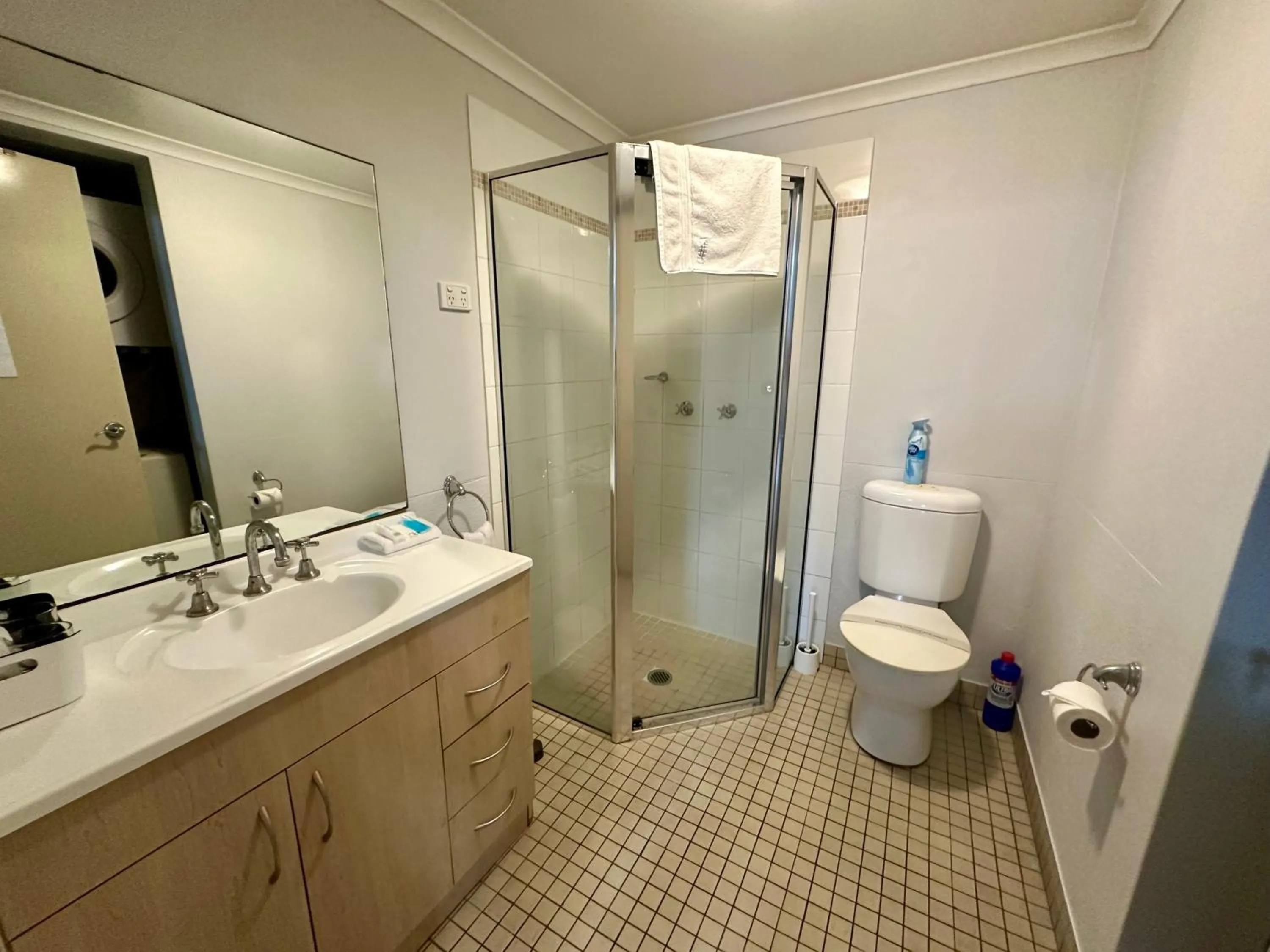 Bathroom in Sydney Airport Suites
