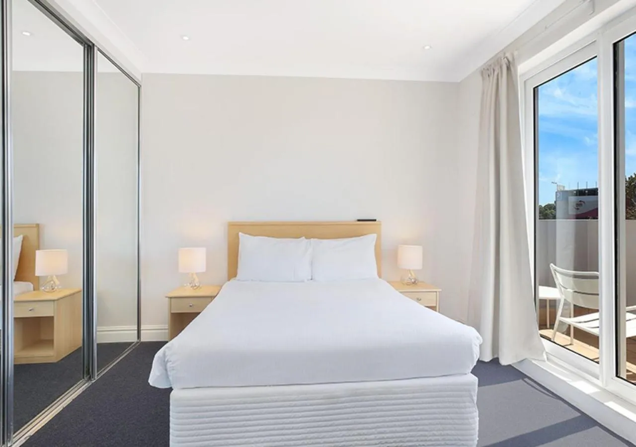 Bedroom, Bed in Sydney Airport Suites