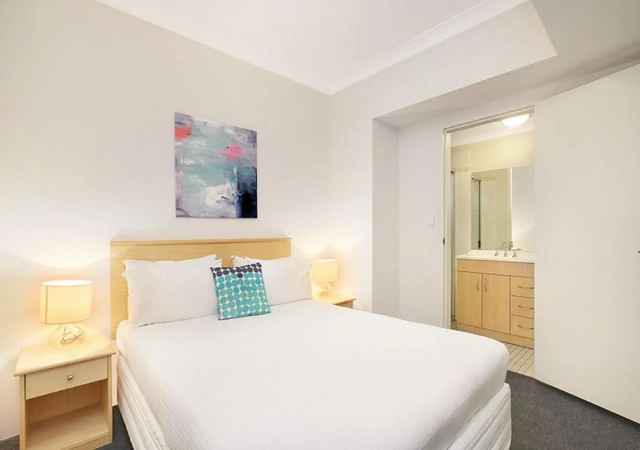 Bedroom, Bed in Sydney Airport Suites