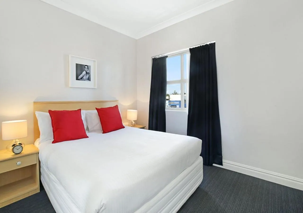 Bedroom, Bed in Sydney Airport Suites