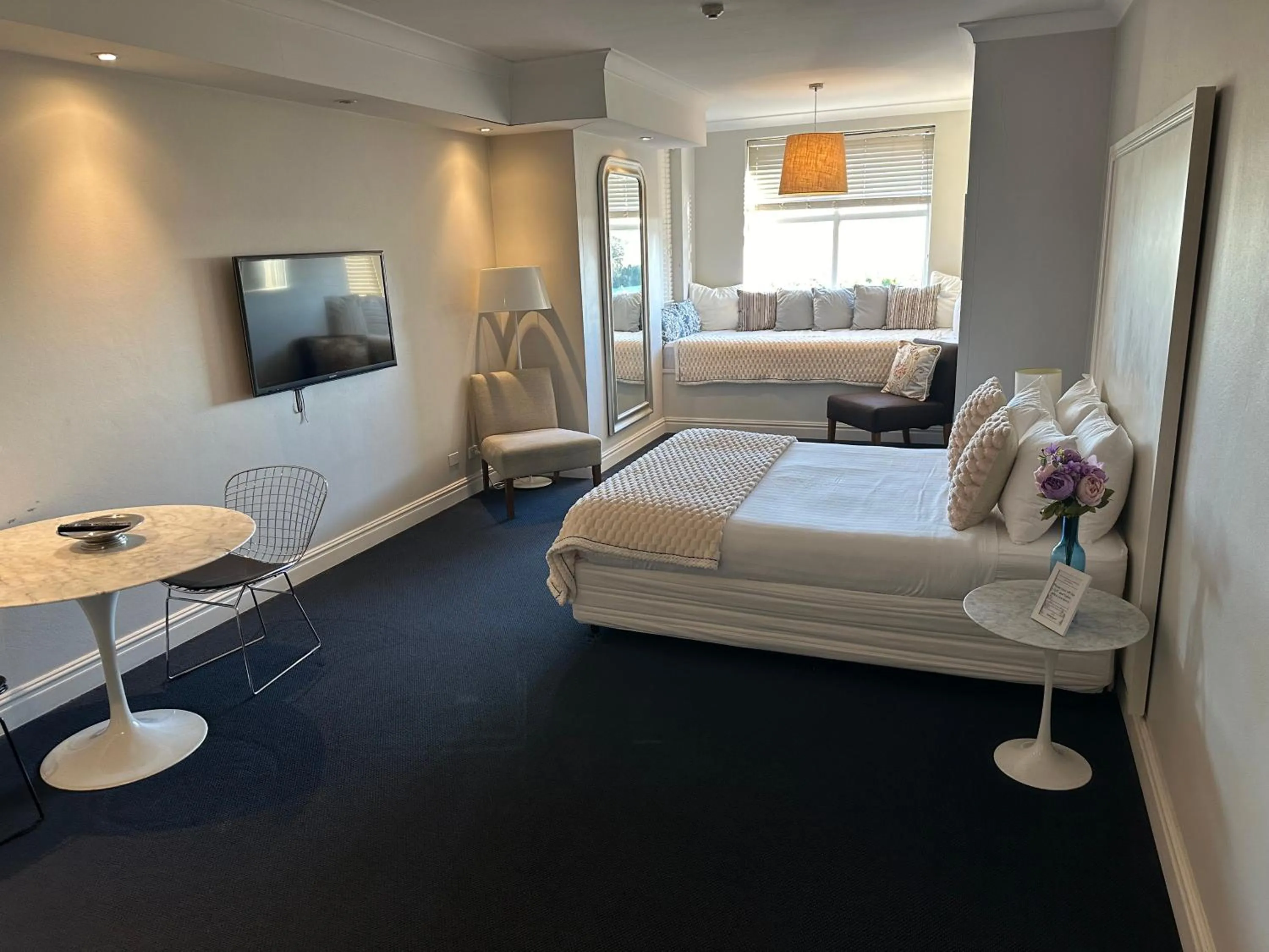 Living room, Bed in Sydney Airport Suites