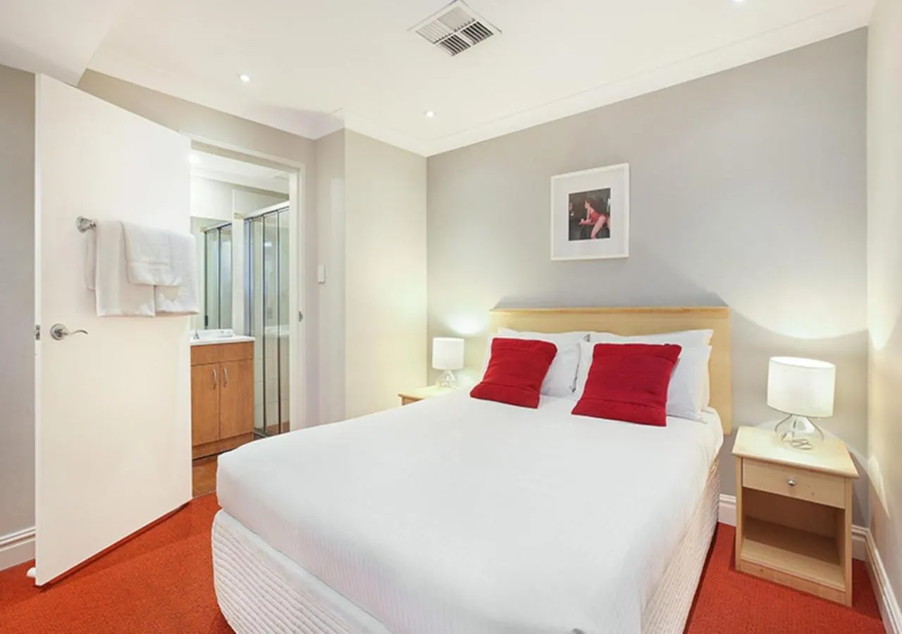 Bedroom, Bed in Sydney Airport Suites