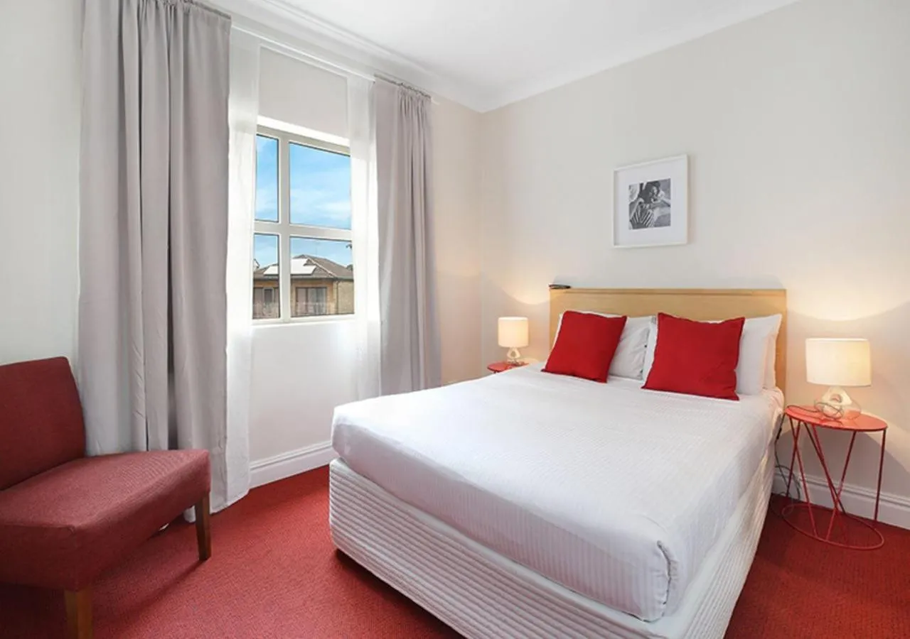Bedroom, Bed in Sydney Airport Suites