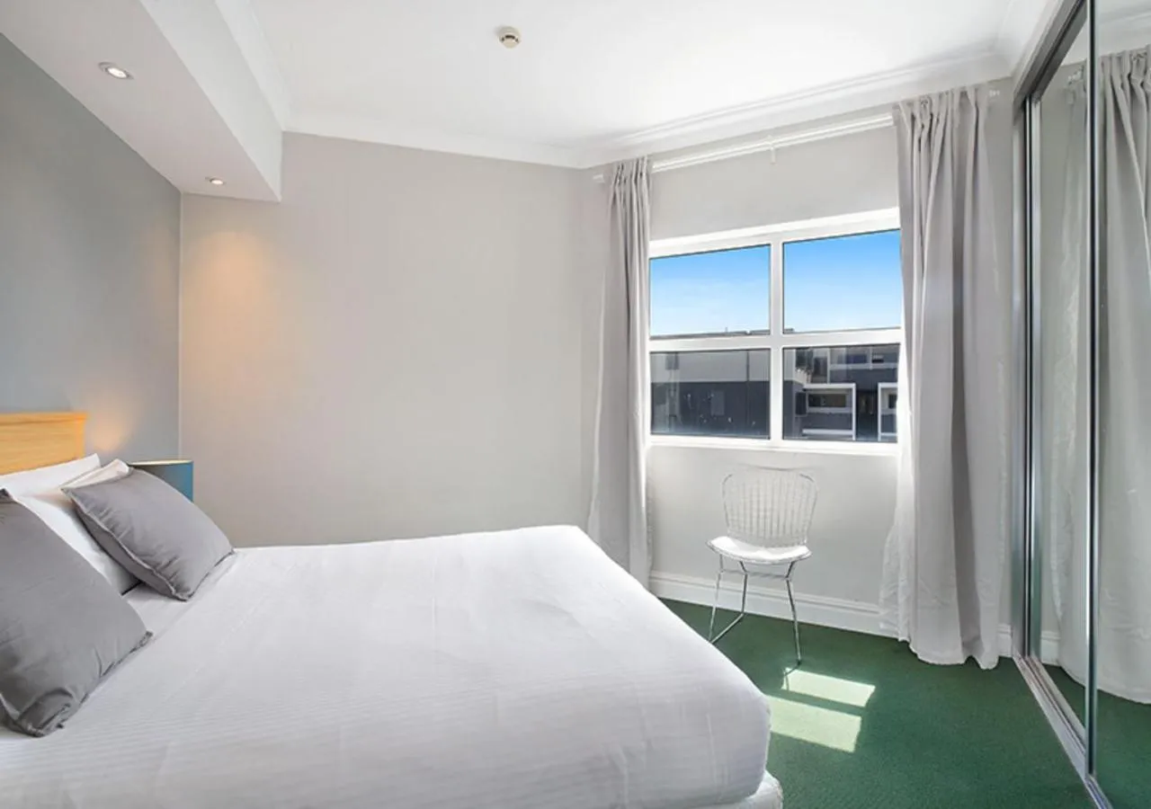 Bedroom, Bed in Sydney Airport Suites