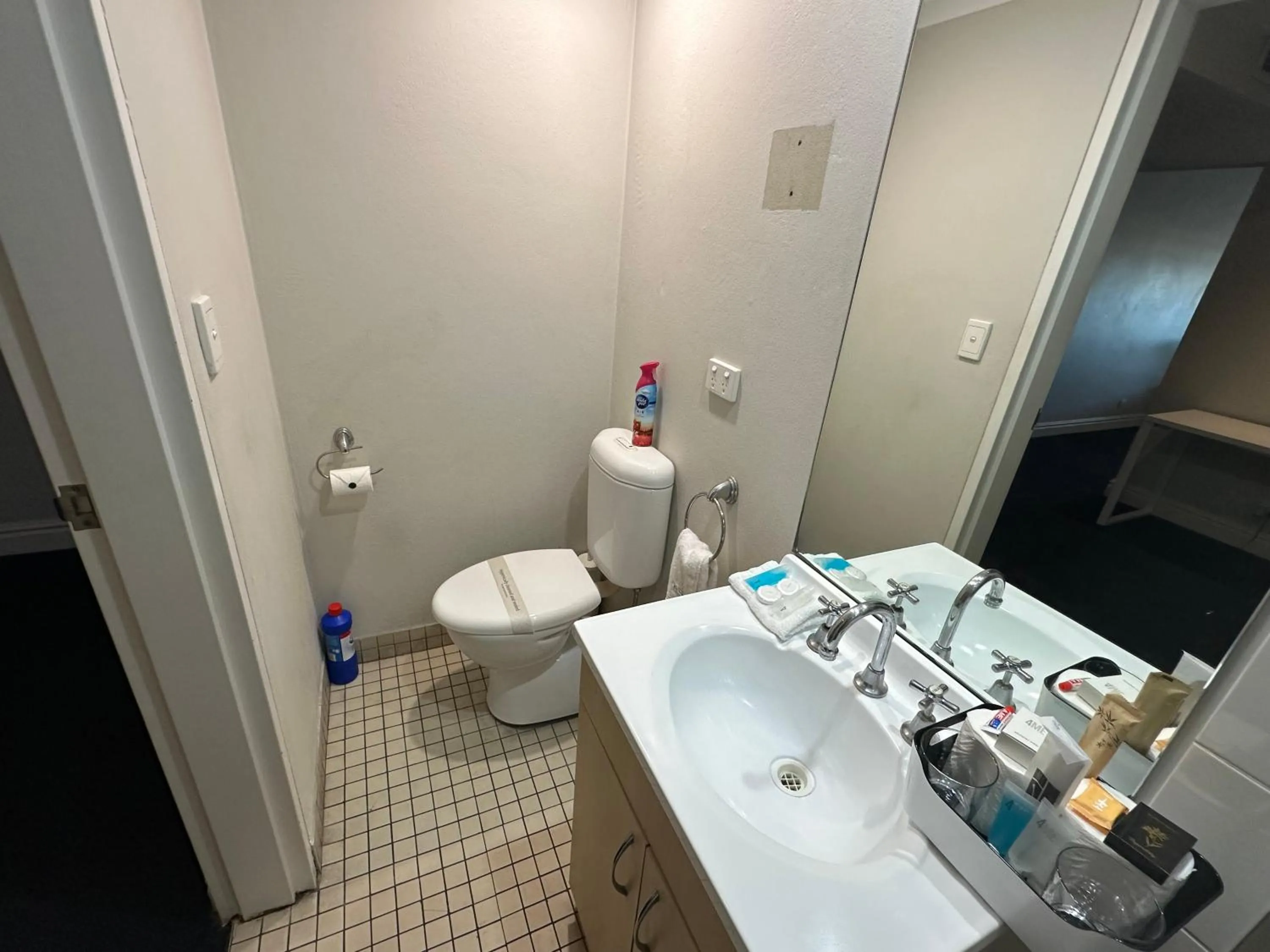 Bathroom in Sydney Airport Suites