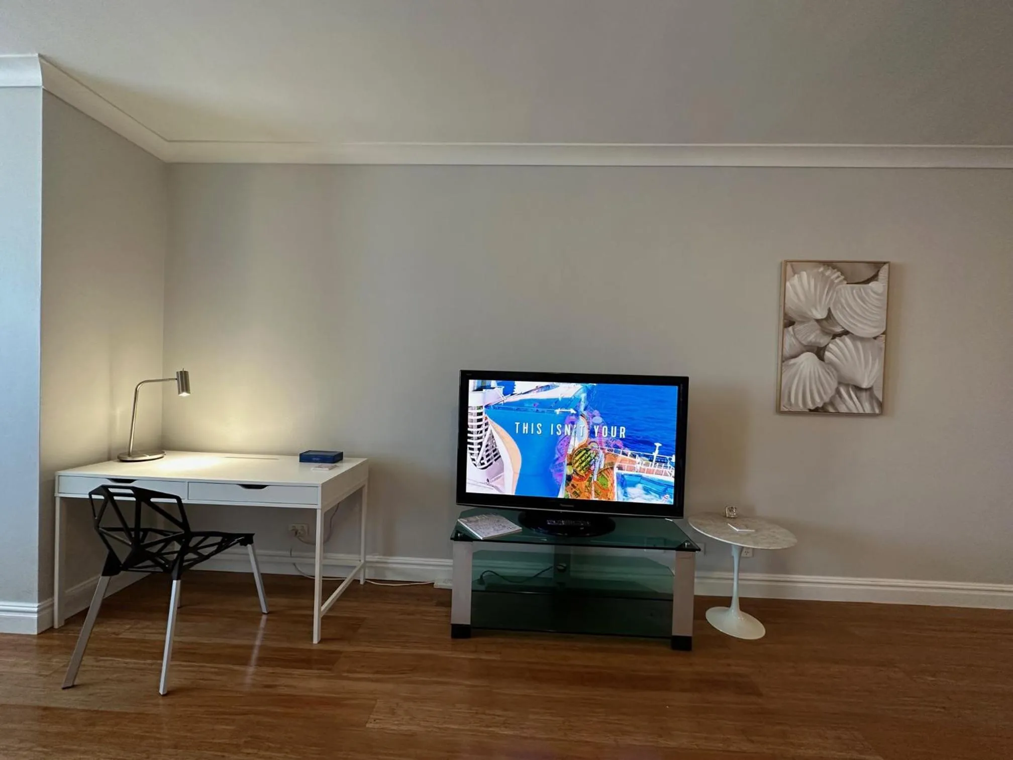 Communal lounge/ TV room in Sydney Airport Suites
