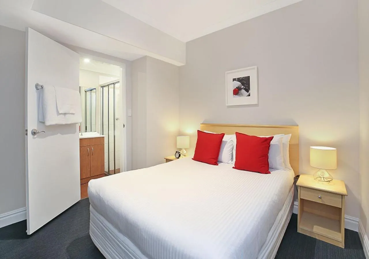 Bedroom, Bed in Sydney Airport Suites