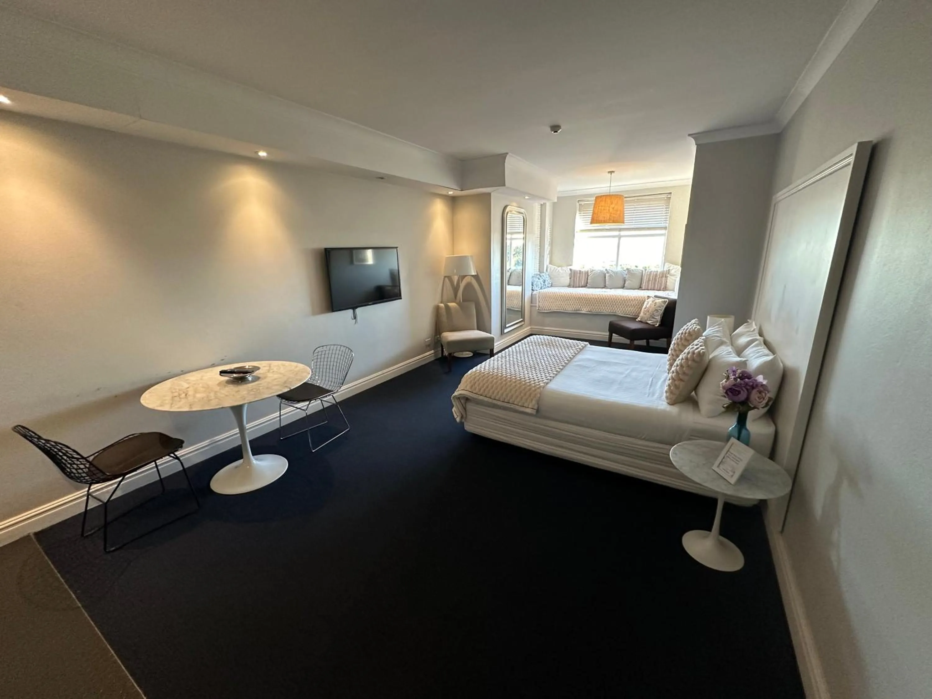 Living room, Bed in Sydney Airport Suites