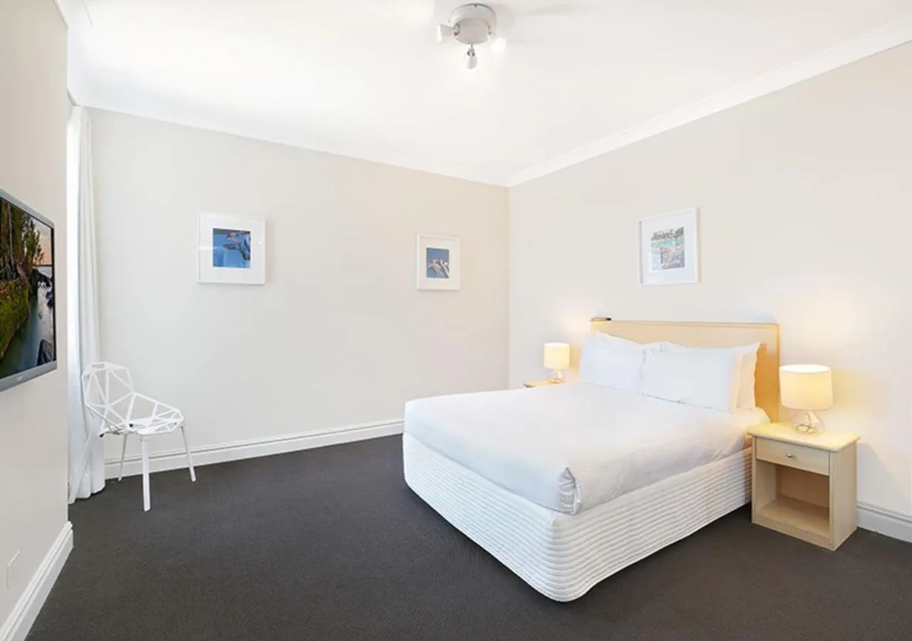 Bedroom, Bed in Sydney Airport Suites