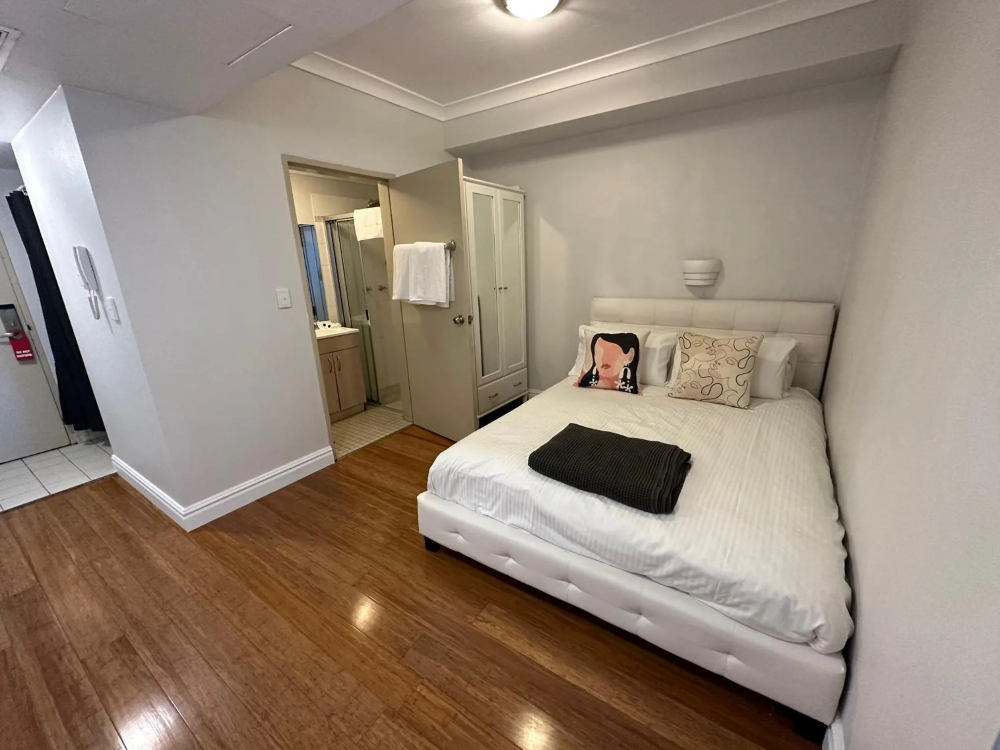 Bedroom, Bed in Sydney Airport Suites