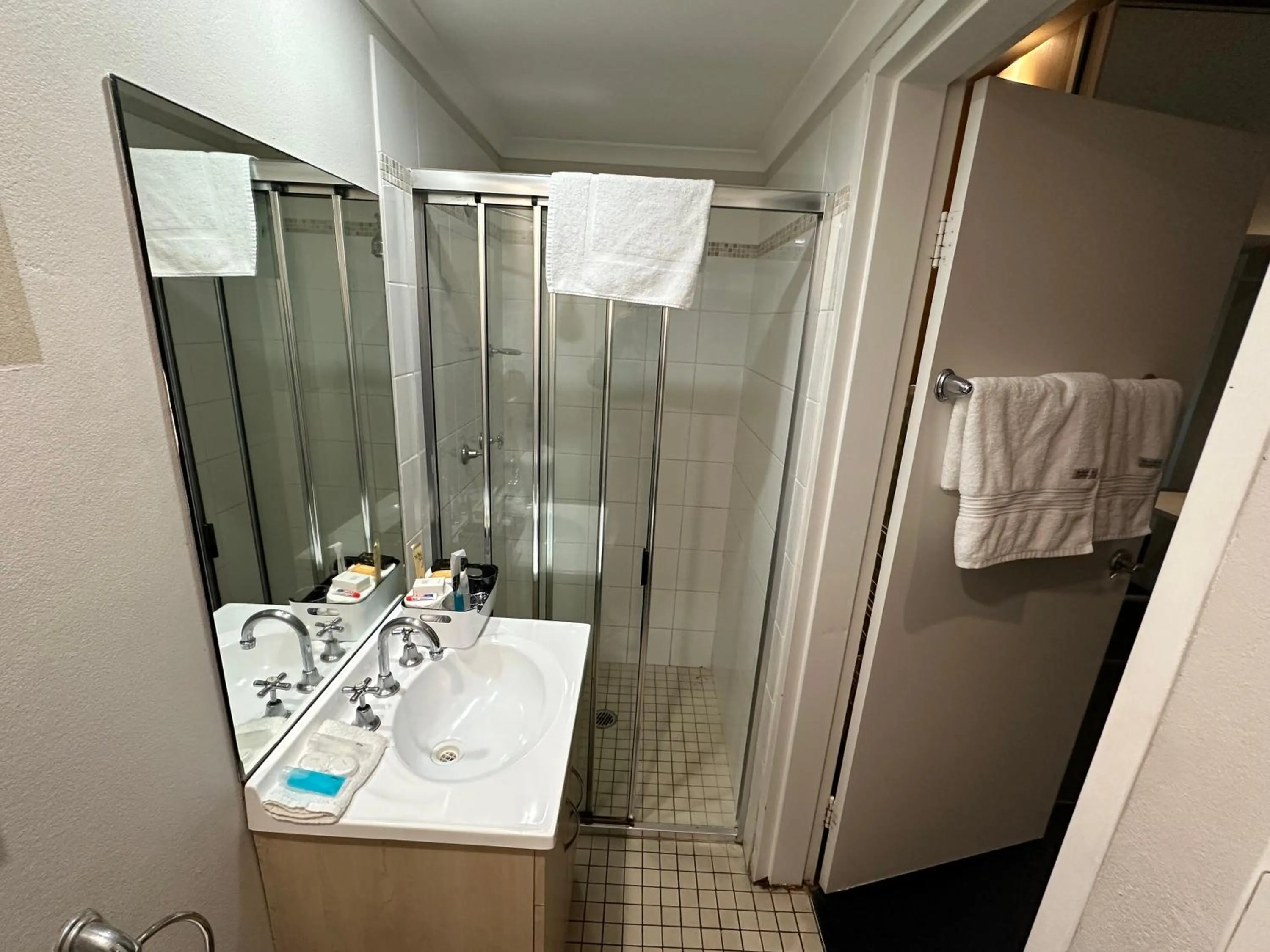 Bathroom in Sydney Airport Suites