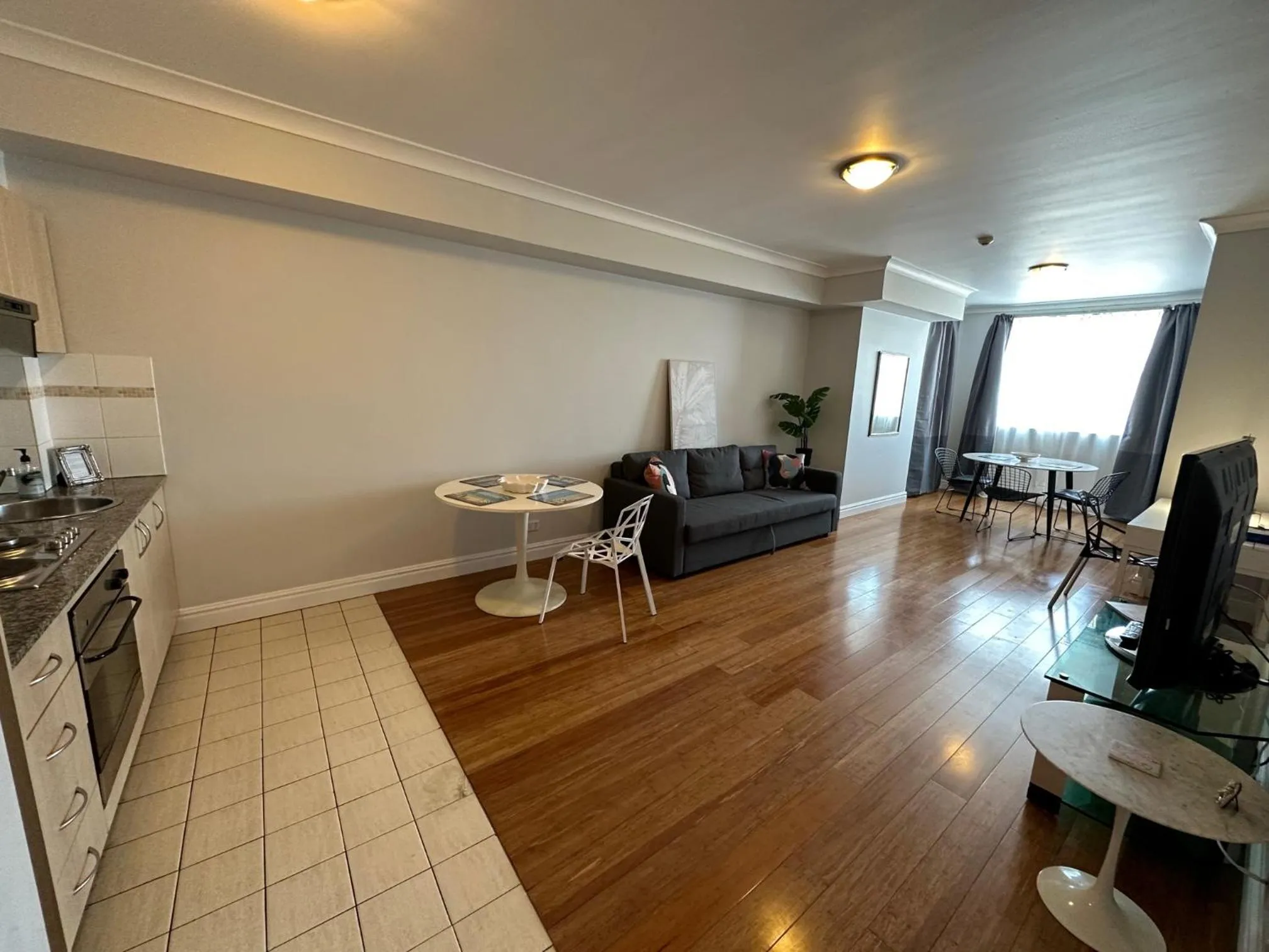 Photo of the whole room in Sydney Airport Suites
