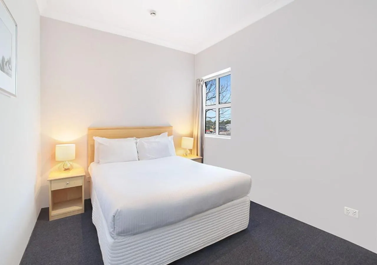Bedroom, Bed in Sydney Airport Suites