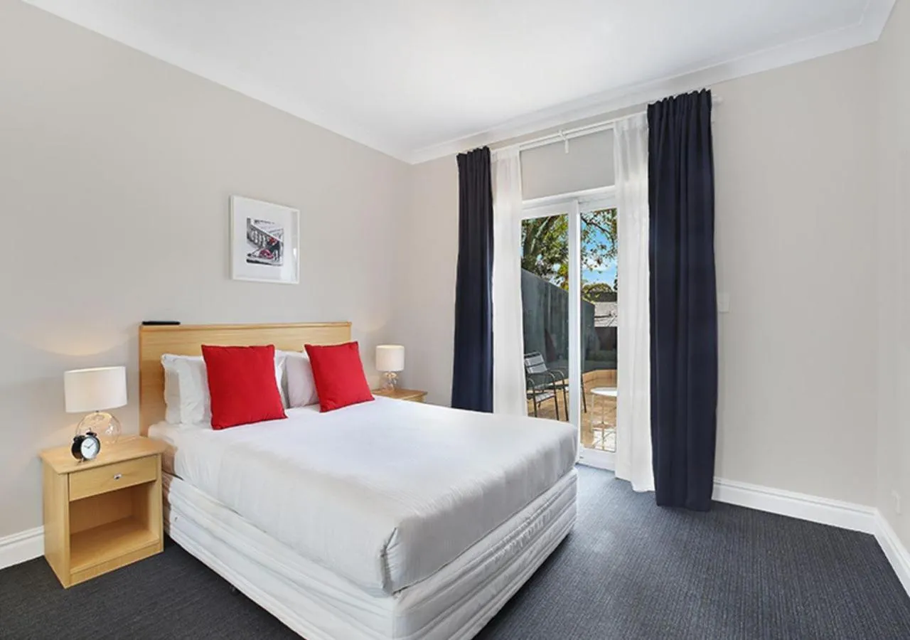 Bedroom, Bed in Sydney Airport Suites