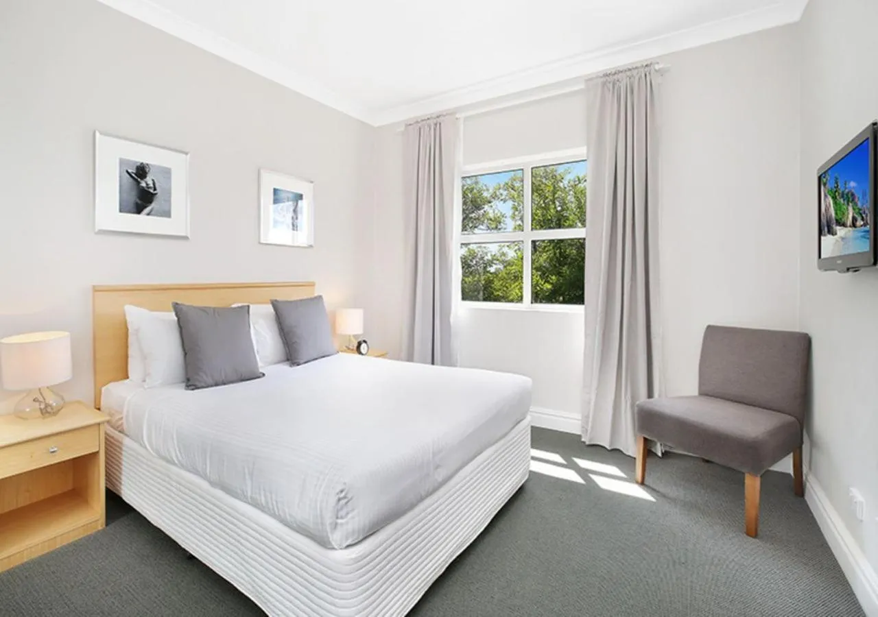 Bedroom, Bed in Sydney Airport Suites